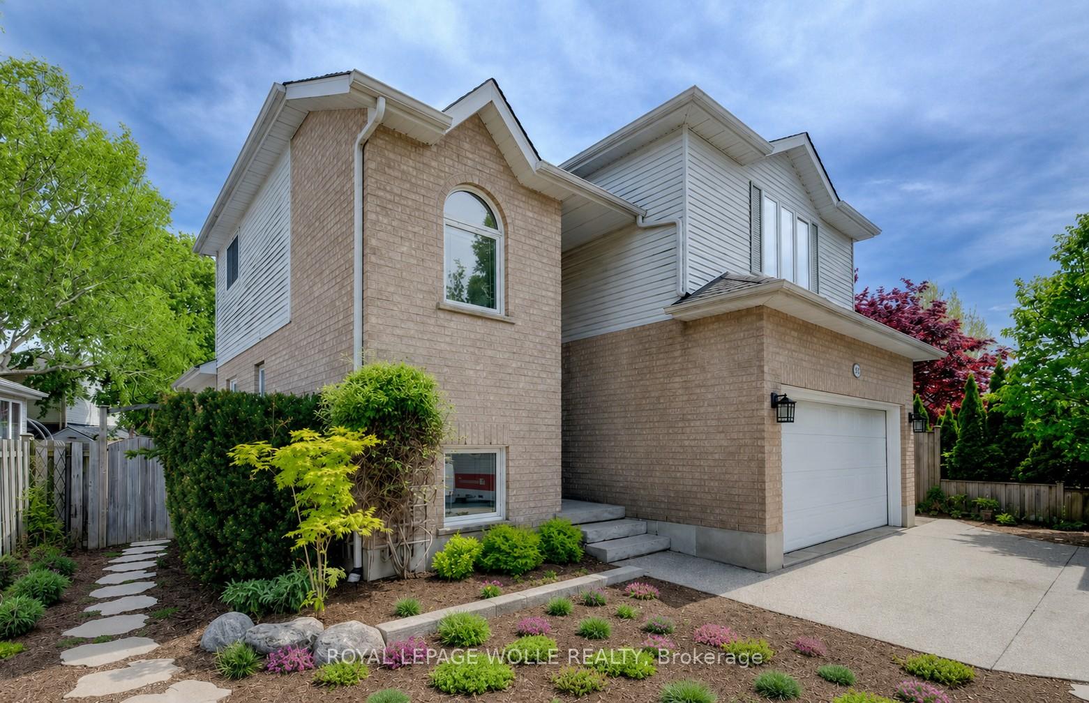 Photo 3 of 464 Northlake Drive, Waterloo, North Lakeshore — HOMEH