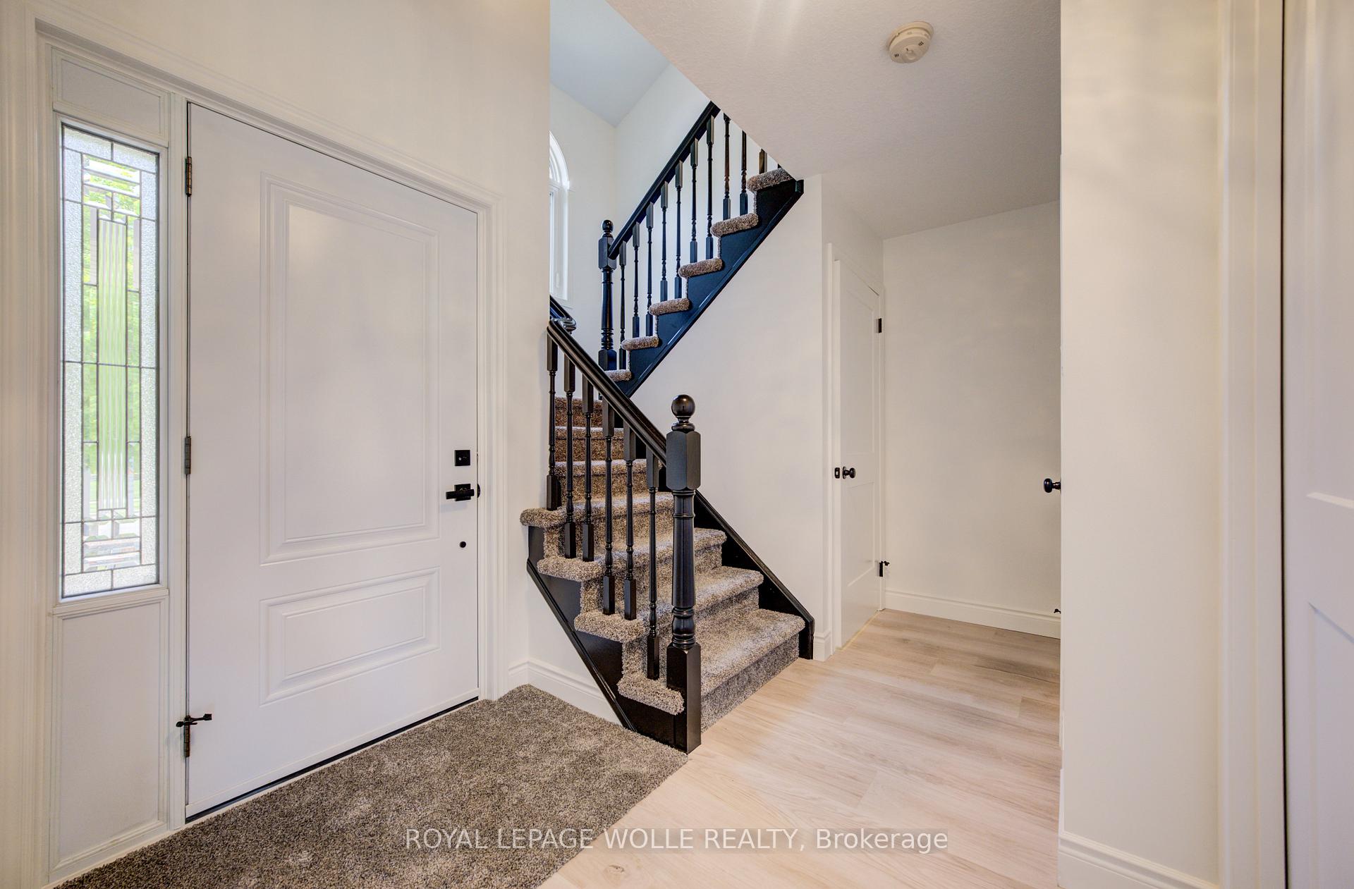 Photo 5 of 464 Northlake Drive, Waterloo, North Lakeshore — HOMEH