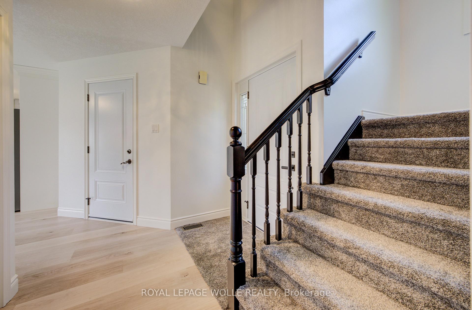 Photo 6 of 464 Northlake Drive, Waterloo, North Lakeshore — HOMEH