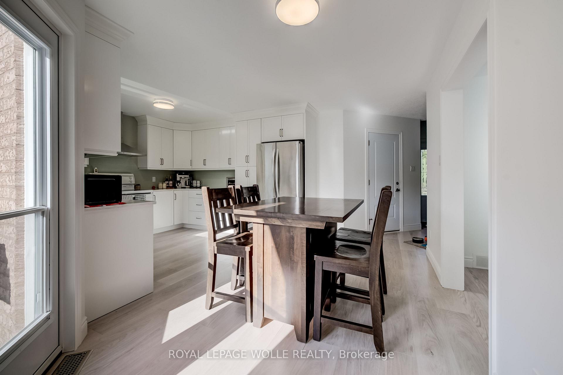 Photo 10 of 464 Northlake Drive, Waterloo, North Lakeshore — HOMEH