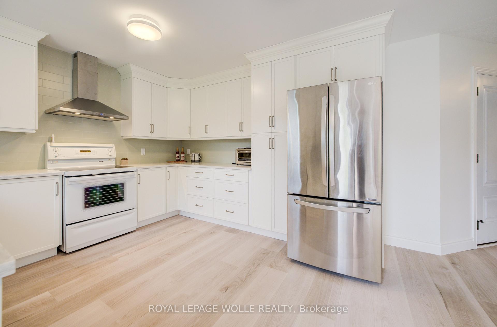 Photo 12 of 464 Northlake Drive, Waterloo, North Lakeshore — HOMEH