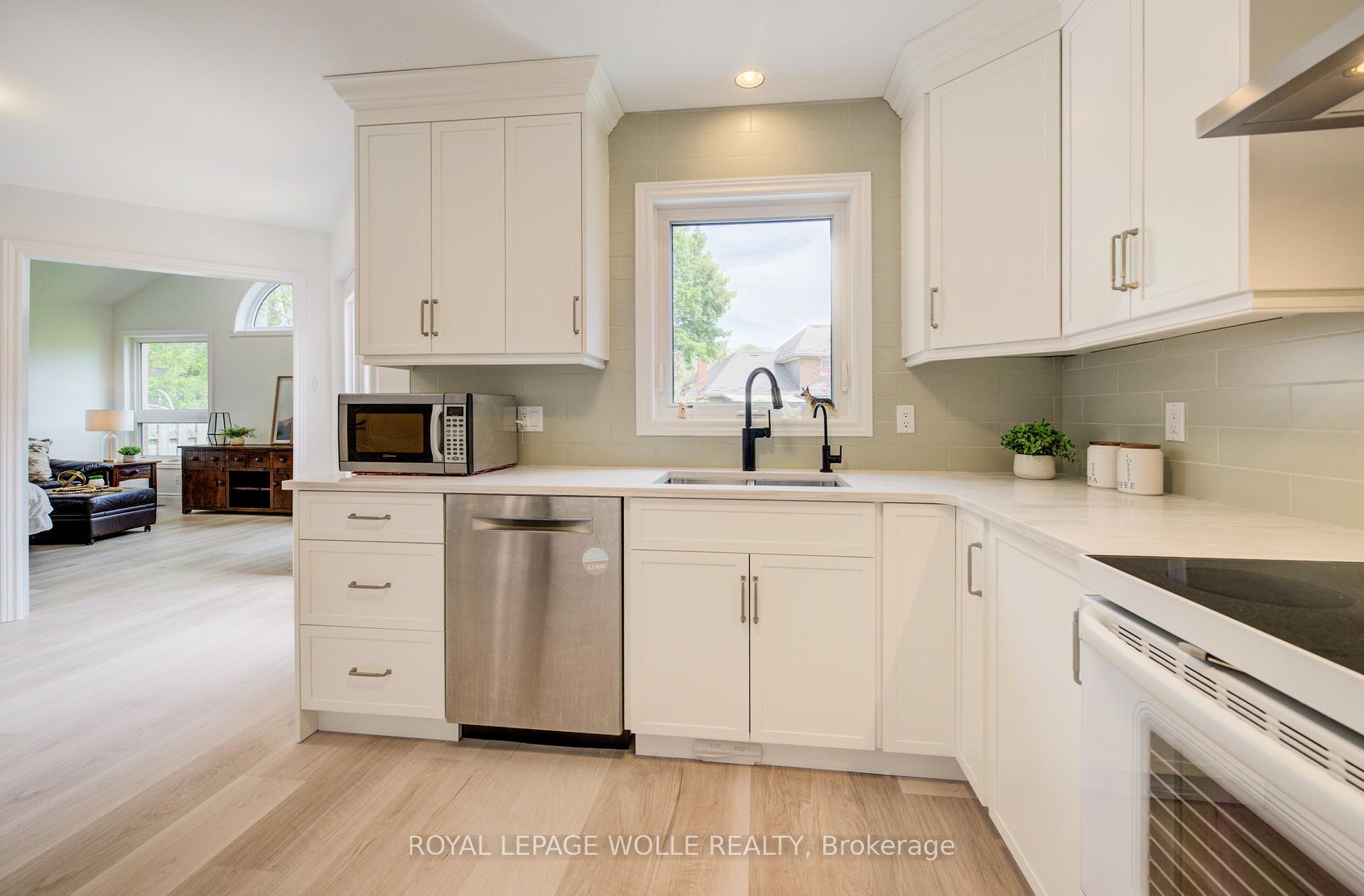 Photo 13 of 464 Northlake Drive, Waterloo, North Lakeshore — HOMEH