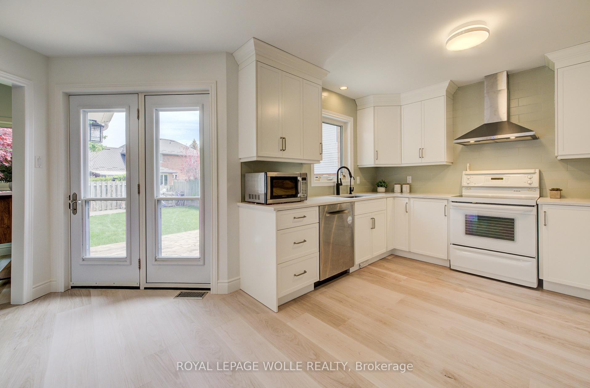 Photo 14 of 464 Northlake Drive, Waterloo, North Lakeshore — HOMEH