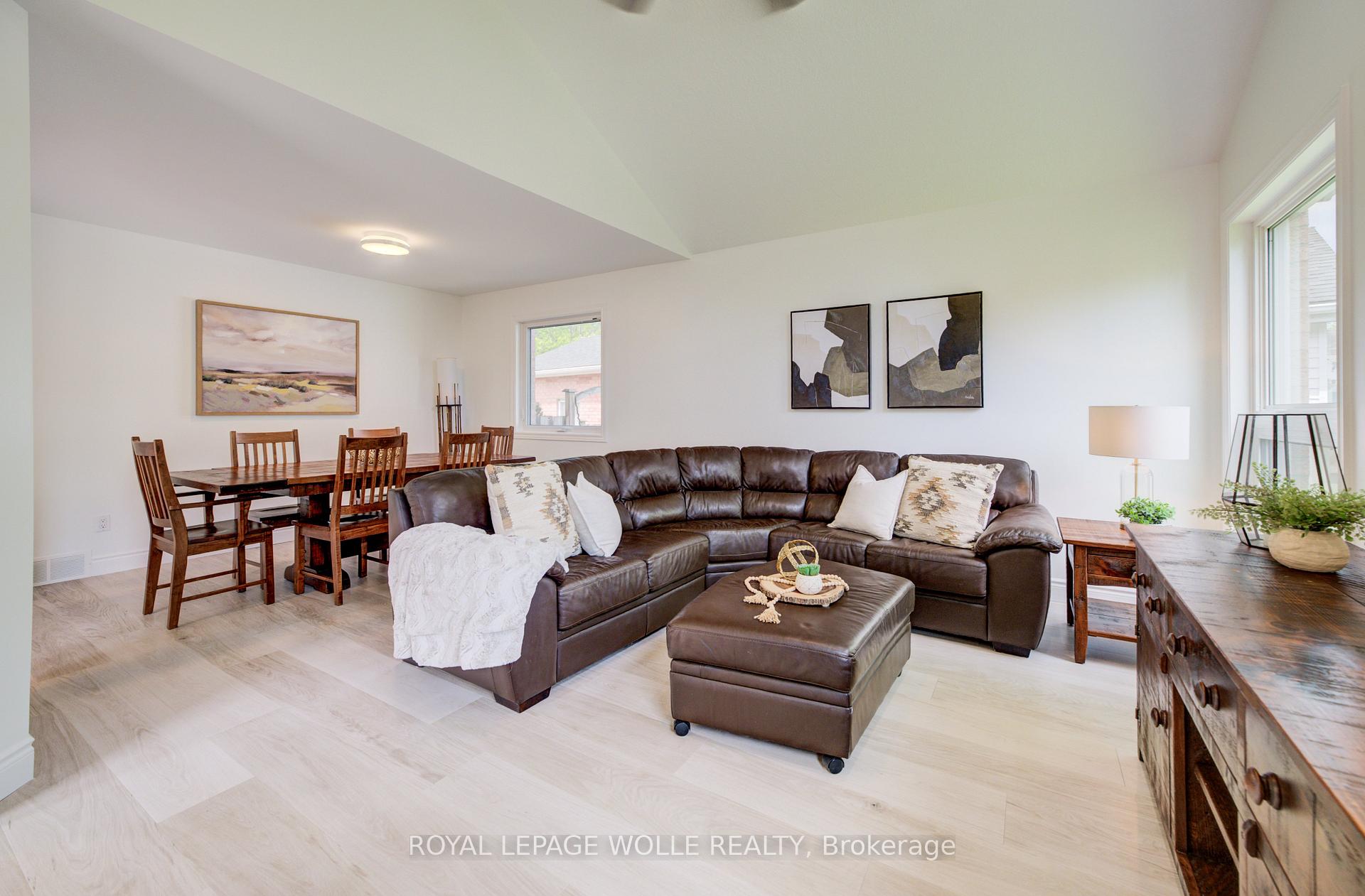 Photo 17 of 464 Northlake Drive, Waterloo, North Lakeshore — HOMEH