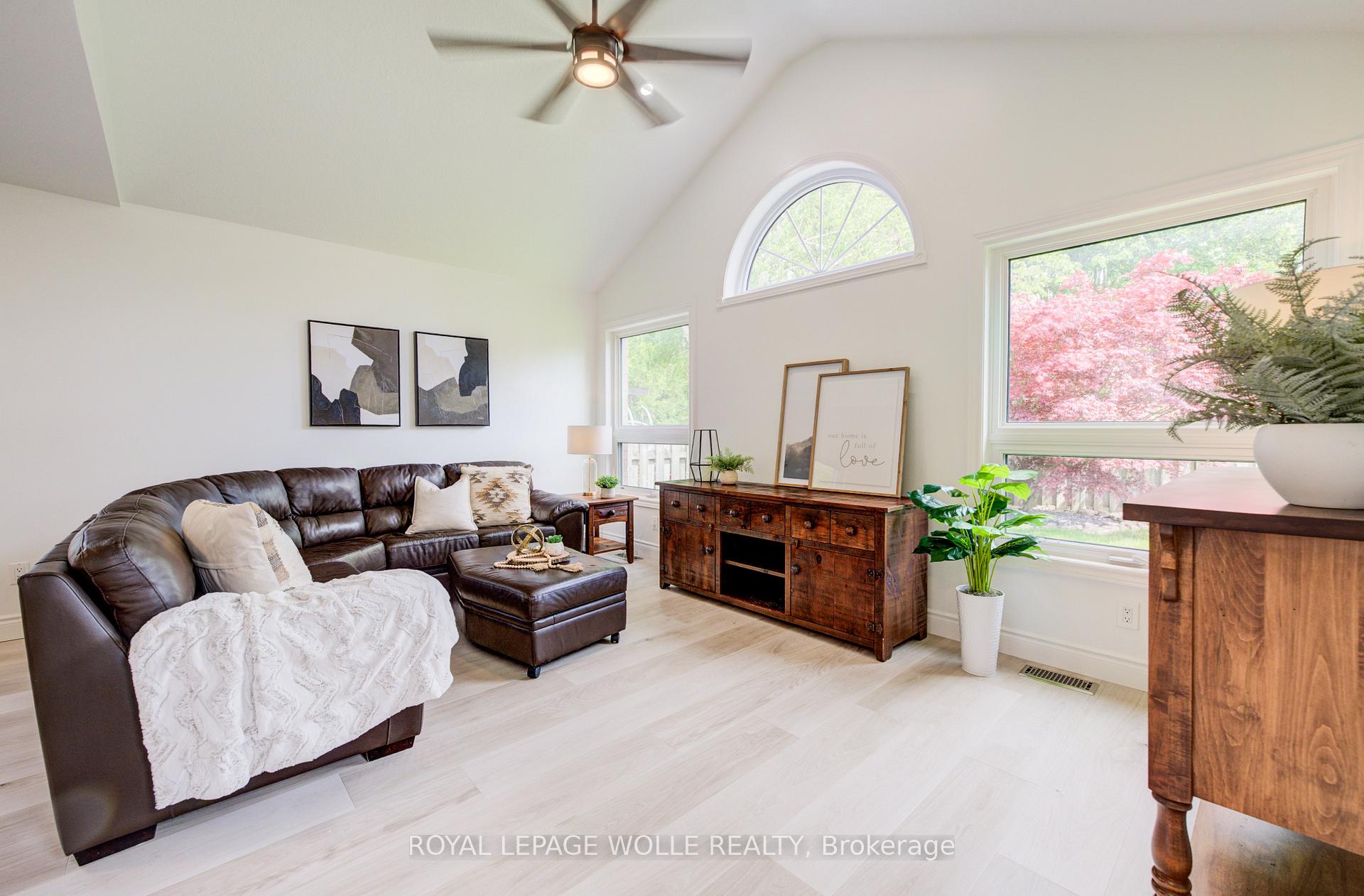 Photo 18 of 464 Northlake Drive, Waterloo, North Lakeshore — HOMEH