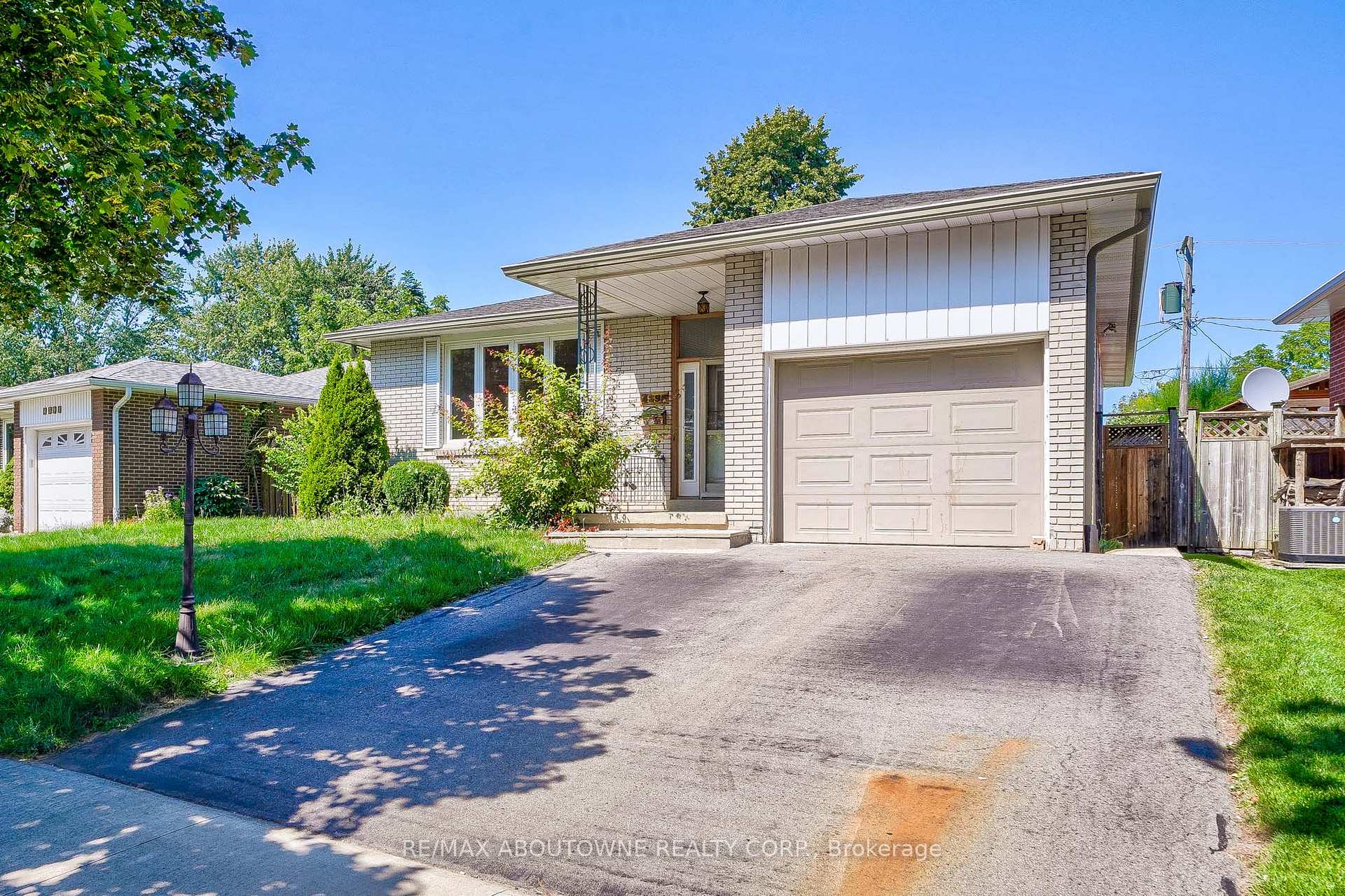 Photo 2 of Unit Lower, 4395 Longmoor Drive, Burlington, Shoreacres — HOMEH