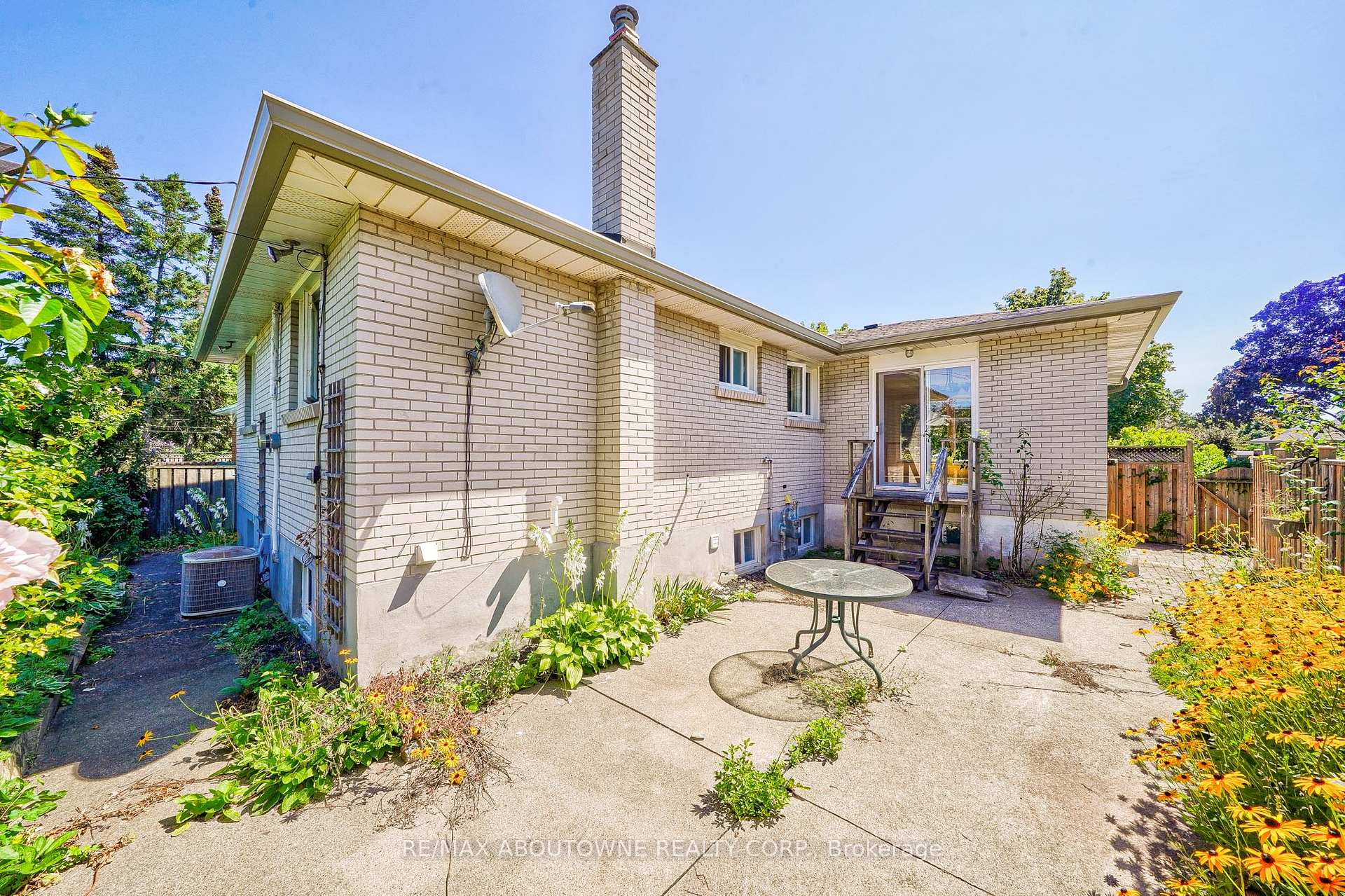 Photo 26 of Unit Lower, 4395 Longmoor Drive, Burlington, Shoreacres — HOMEH