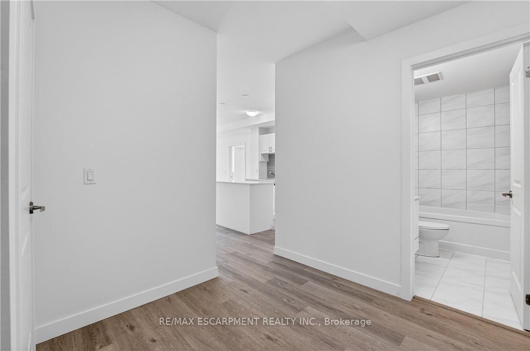 Photo 4 of Unit 211, 461 Green Road, Hamilton, Stoney Creek — HOMEH