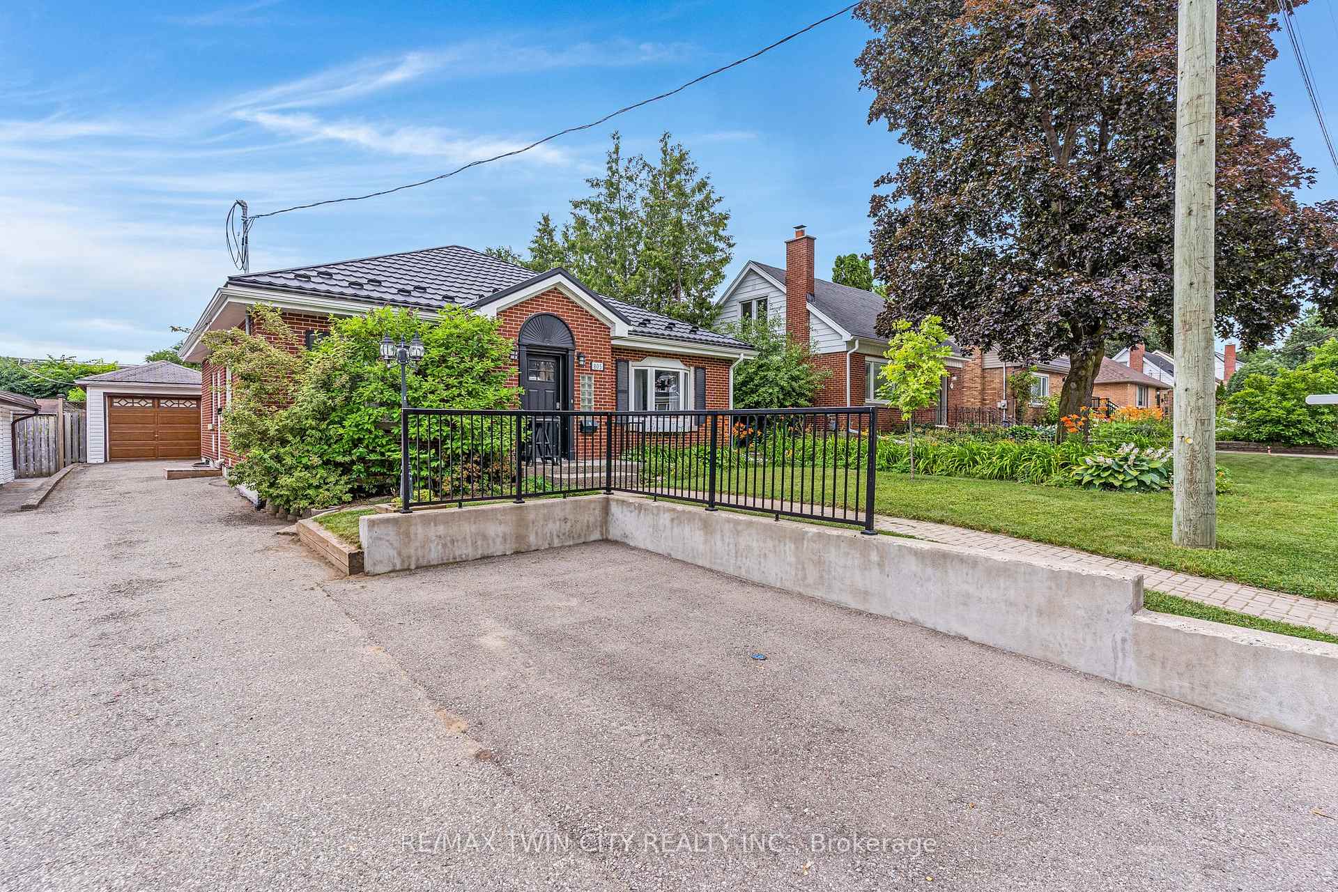 Photo 3 of 805 Rockway Drive, Kitchener, Eastwood — HOMEH