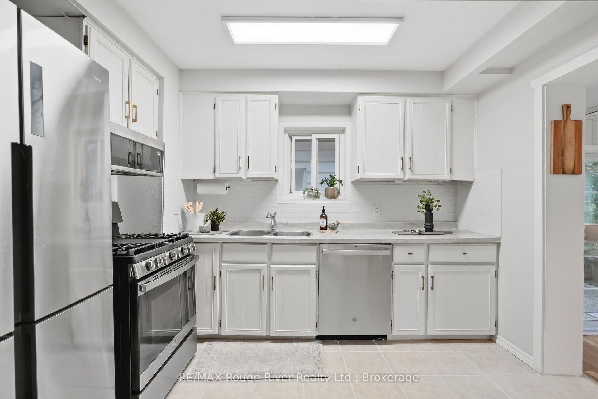 Photo 9 of 313 Lupin Drive, Whitby, Downtown Whitby — HOMEH