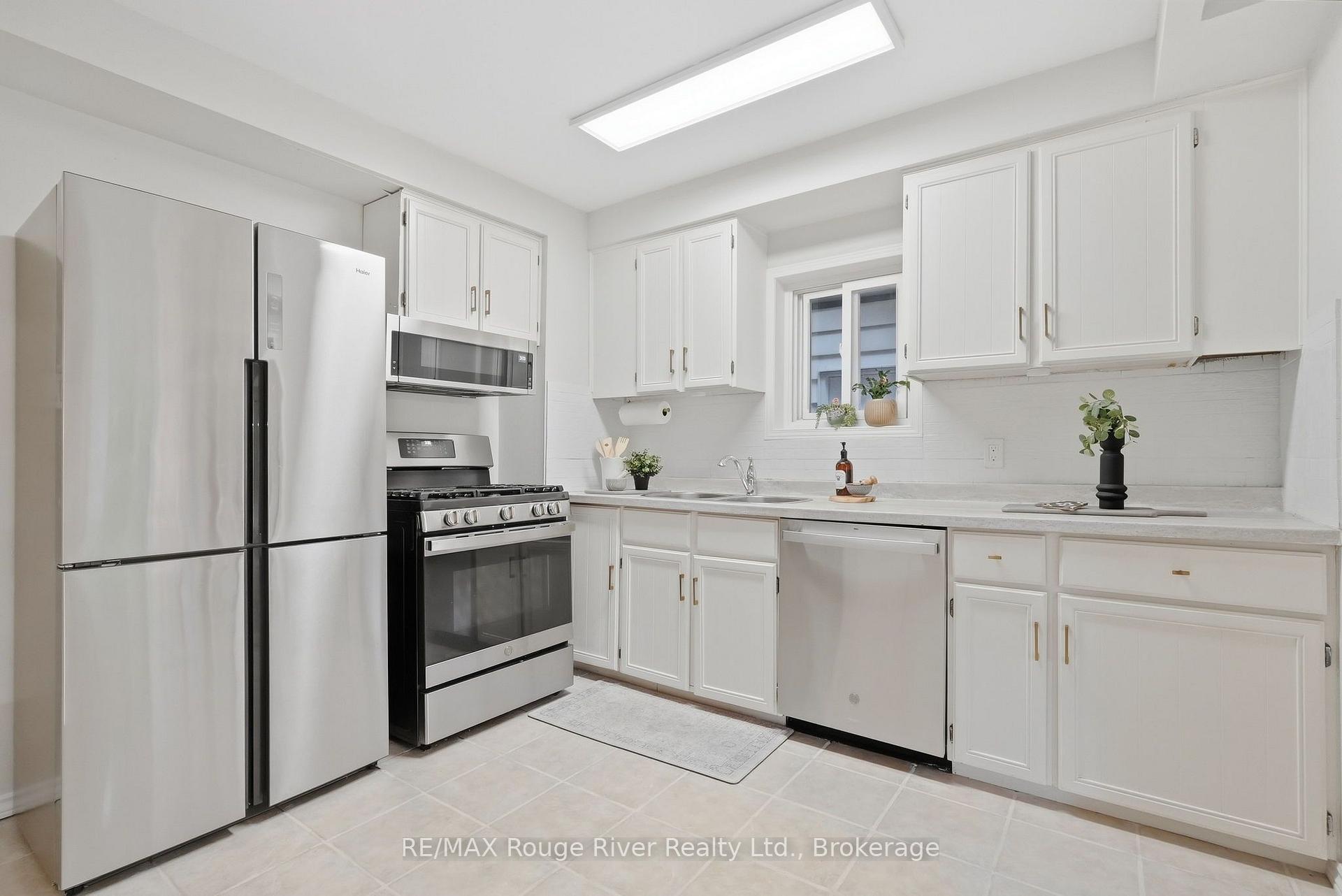 Photo 10 of 313 Lupin Drive, Whitby, Downtown Whitby — HOMEH