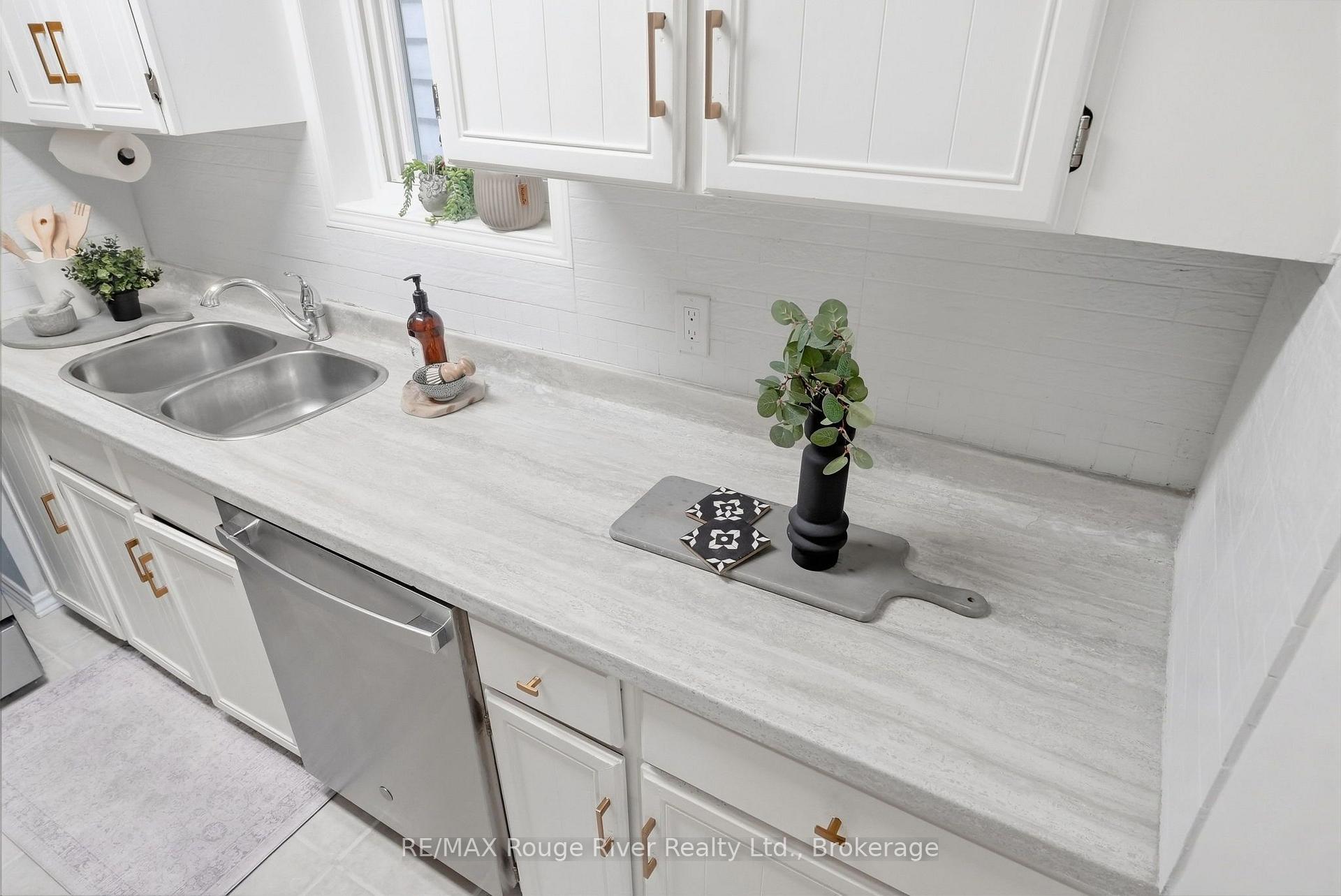 Photo 11 of 313 Lupin Drive, Whitby, Downtown Whitby — HOMEH