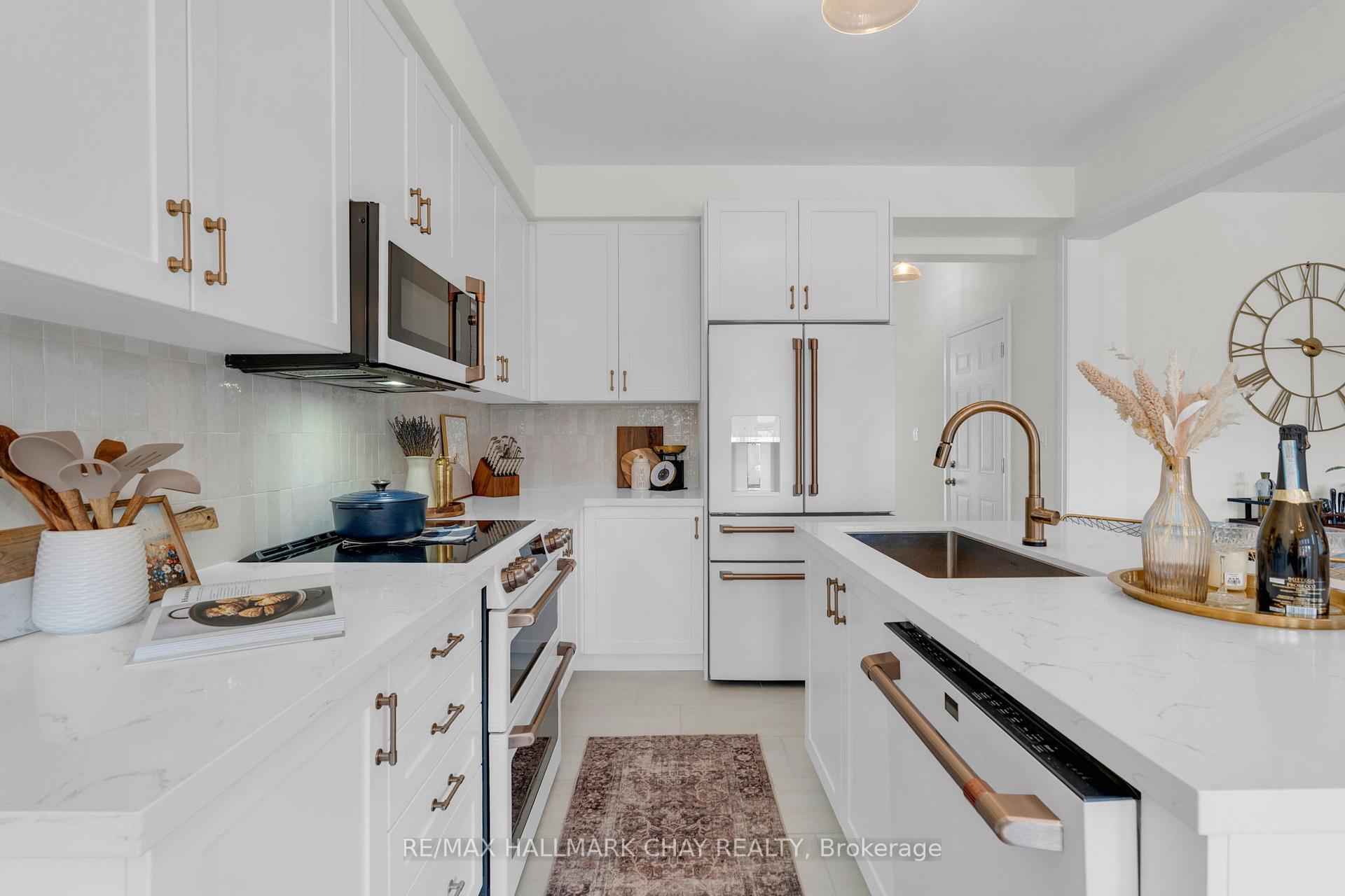 Photo 11 of 204 Rosanne Circle, Wasaga Beach — HOMEH