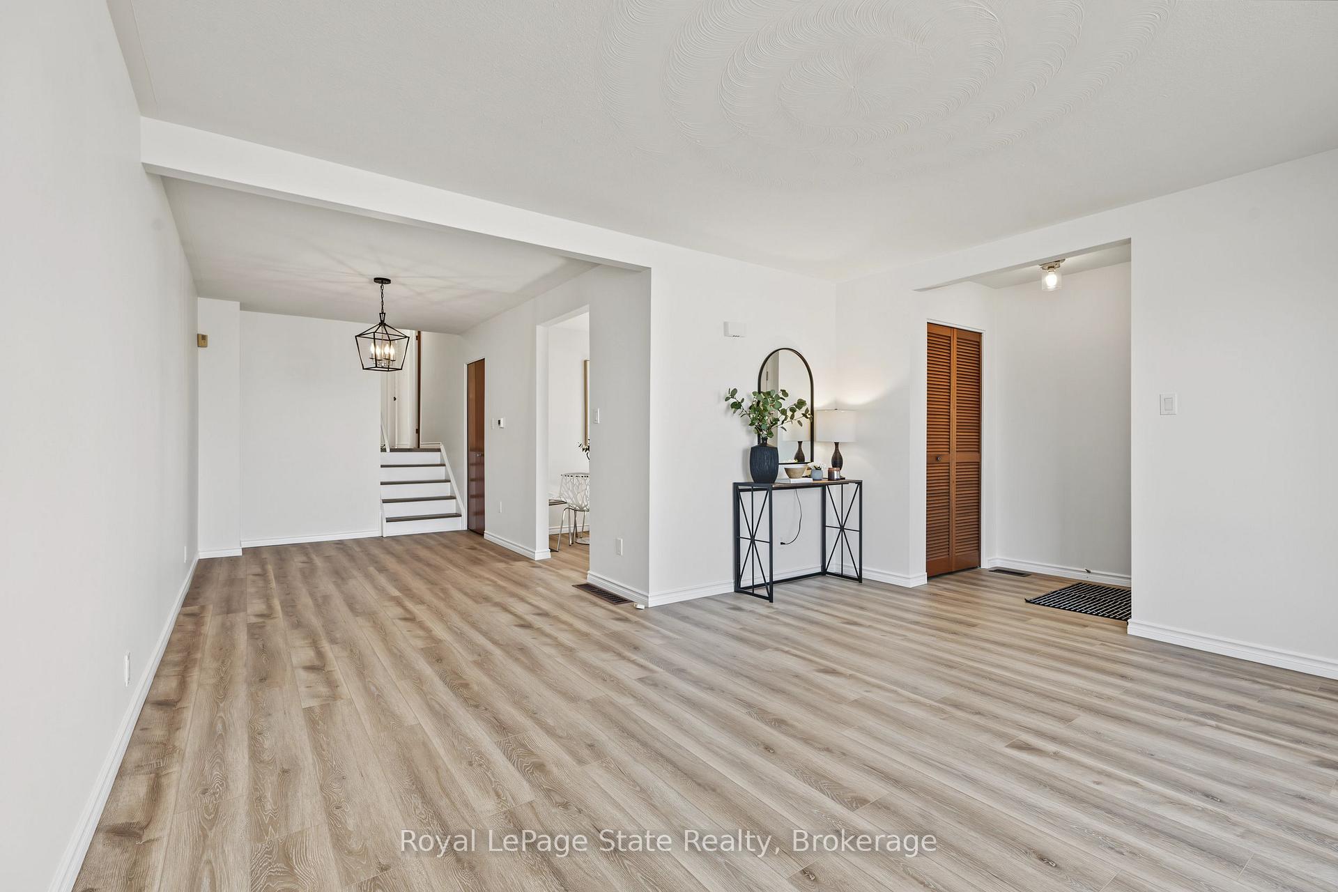Photo 7 of 589 Mohawk Road W, Hamilton, Gilbert — HOMEH