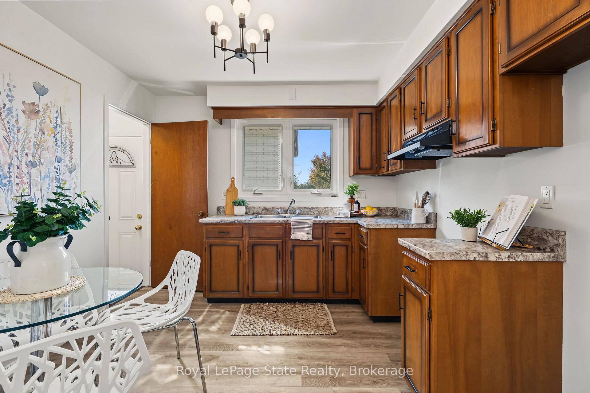 Photo 11 of 589 Mohawk Road W, Hamilton, Gilbert — HOMEH