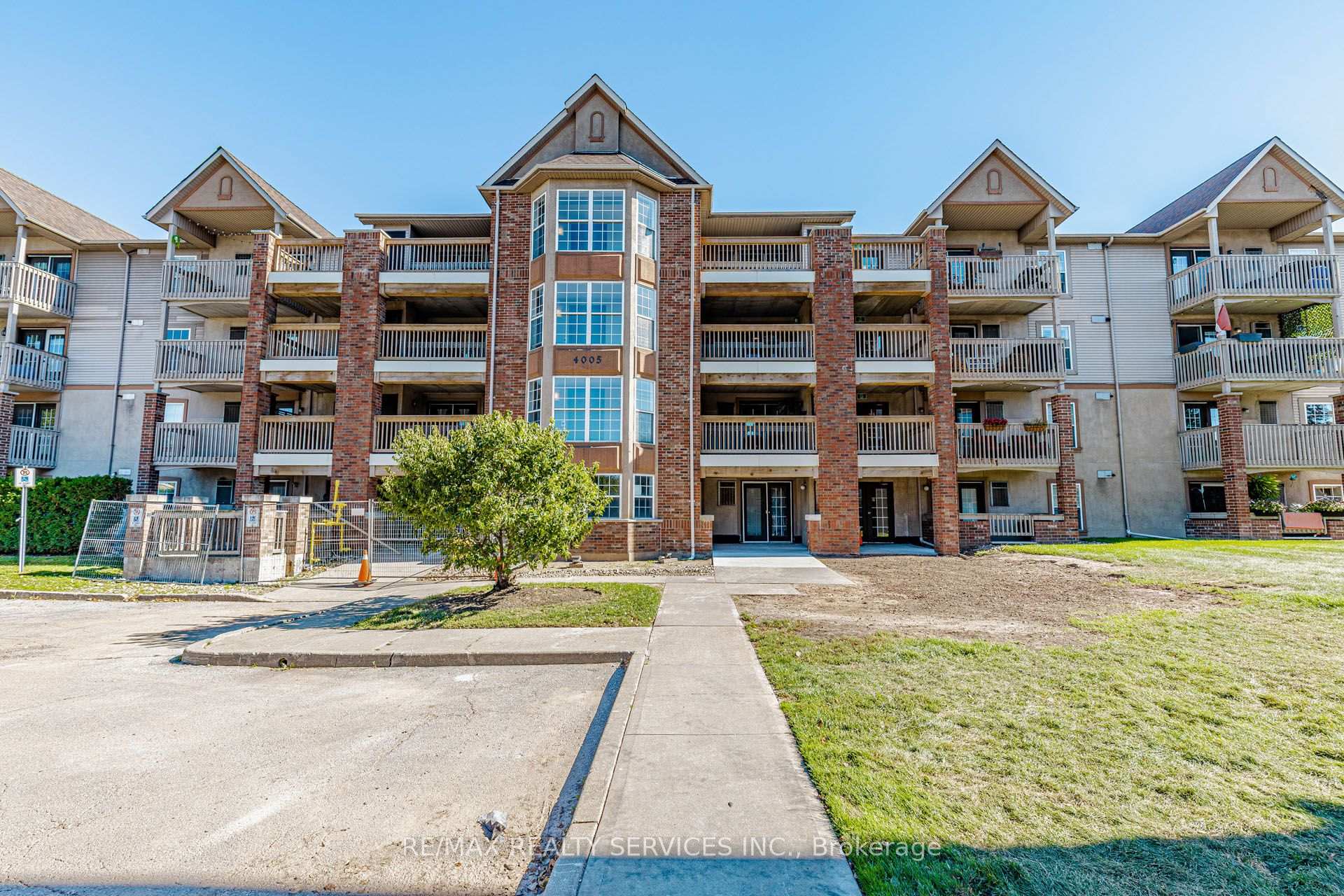 Photo 3 of Unit 310, 4005 Kilmer Drive, Burlington, Tansley — HOMEH
