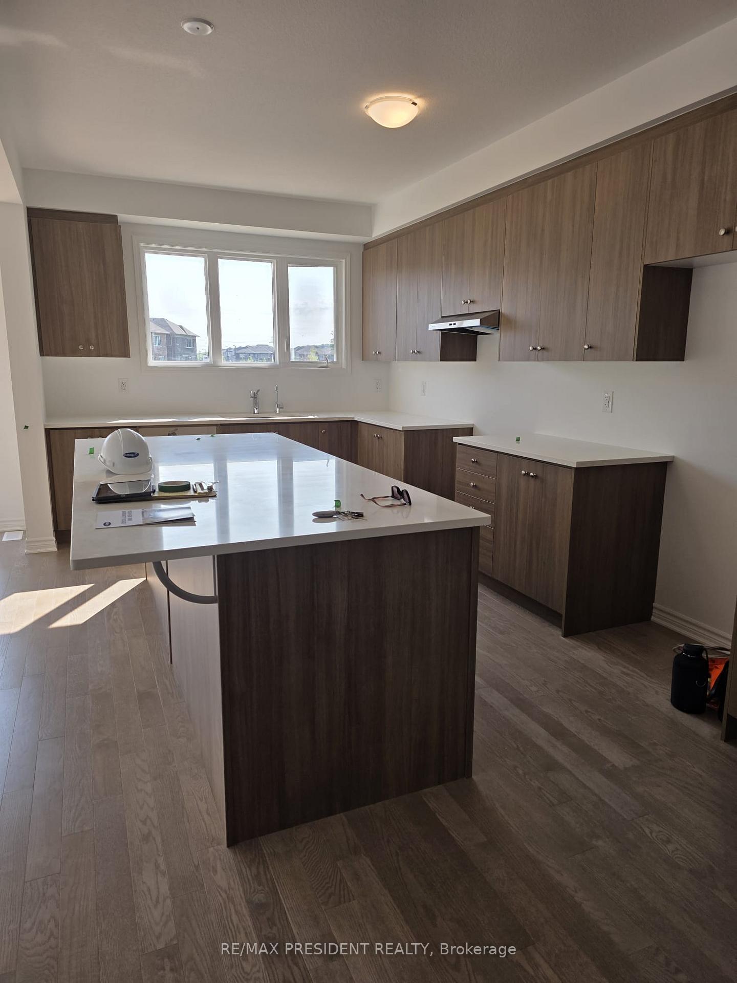 Photo 2 of 392 Sandymount Street E, Kitchener, Civic Centre — HOMEH