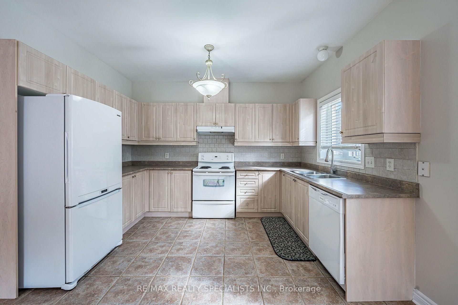 Photo 16 of 27 Nailsworth Crescent, Caledon, Caledon East — HOMEH