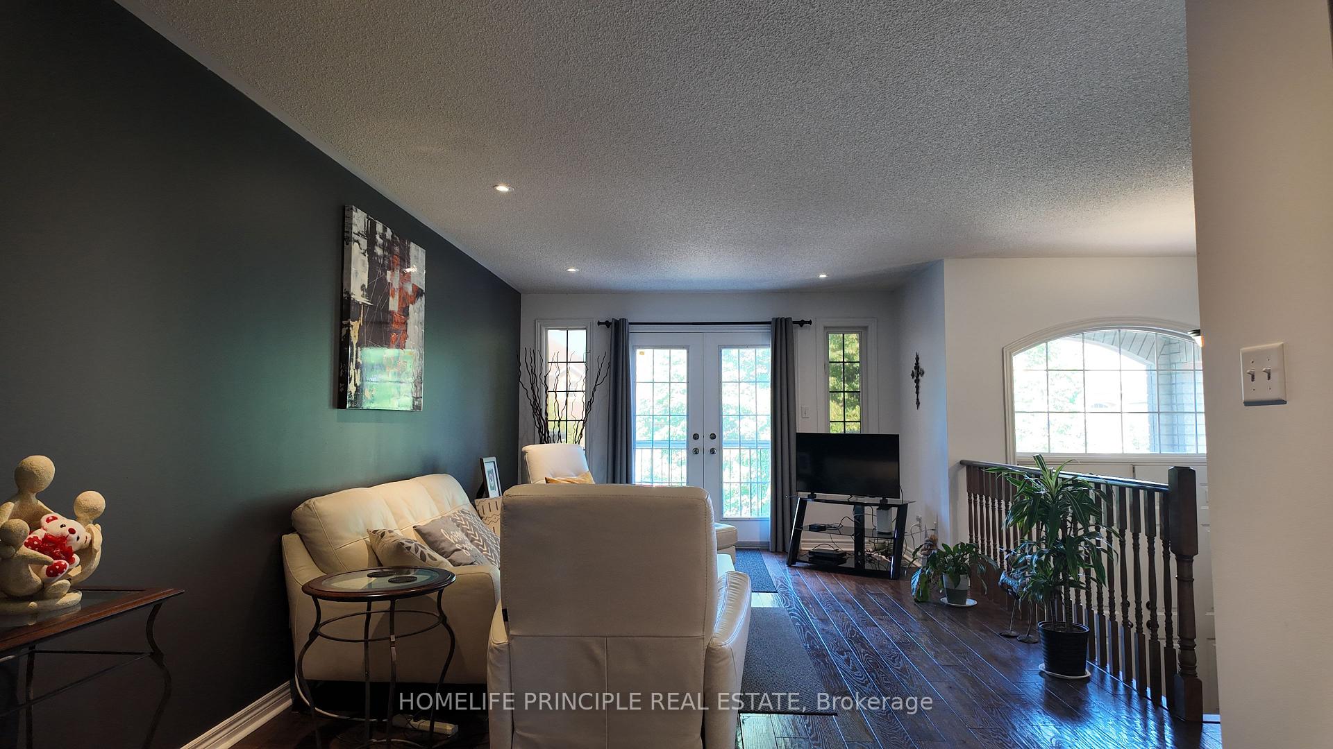 Photo 4 of 18 D'Amato Crescent E, Vaughan, Maple — HOMEH