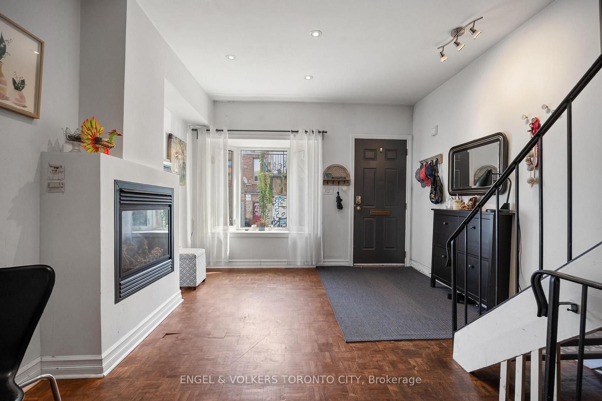Photo 6 of 14 Kensington Place, Toronto, Kensington-Chinatown — HOMEH