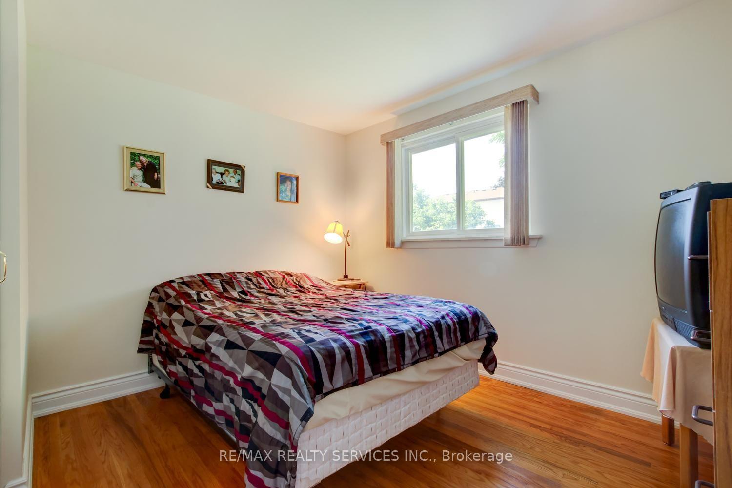 Photo 22 of 21 Finchgate Boulevard, Brampton, Southgate — HOMEH