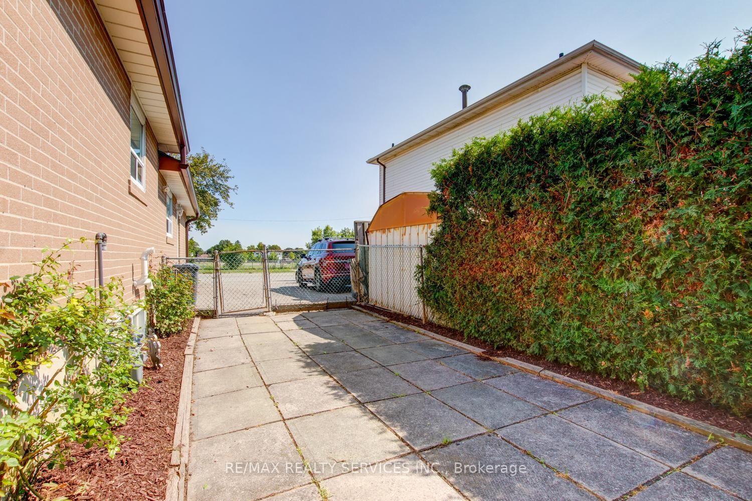 Photo 43 of 21 Finchgate Boulevard, Brampton, Southgate — HOMEH