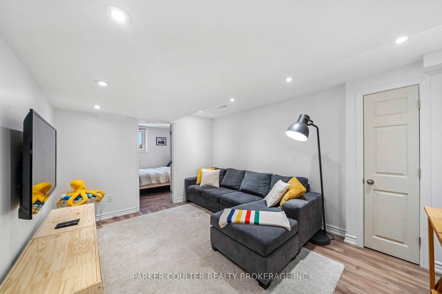 Photo 30 of 104 Bentley Crescent, Barrie, 400 West — HOMEH