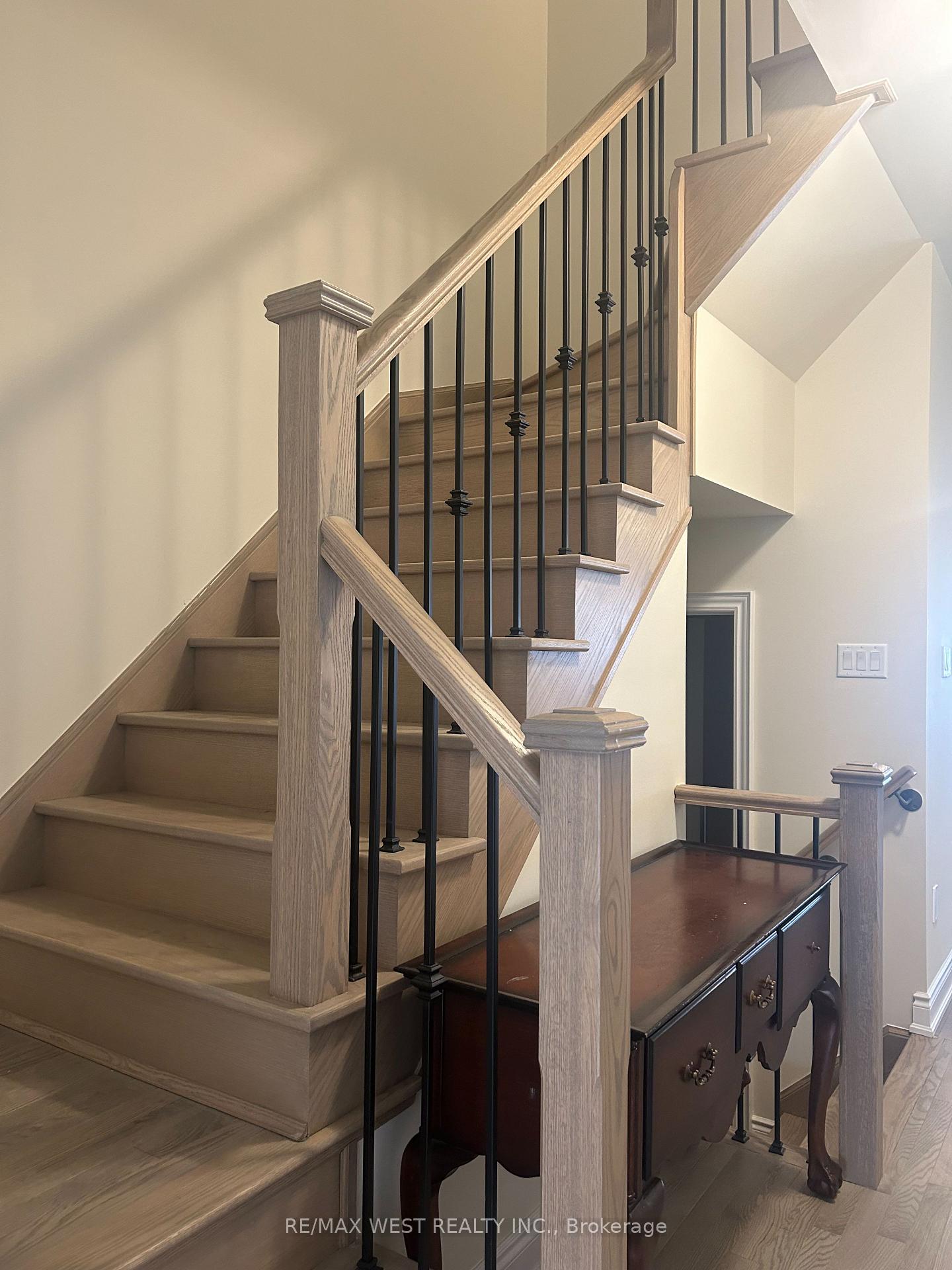 Photo 7 of 50 Lorne Thomas Place, New Tecumseth, Alliston — HOMEH