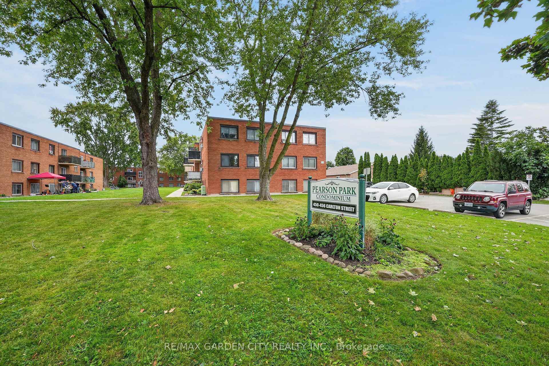 Photo 2 of Unit 37, 452 Carlton Street S, St. Catharines, Facer — HOMEH