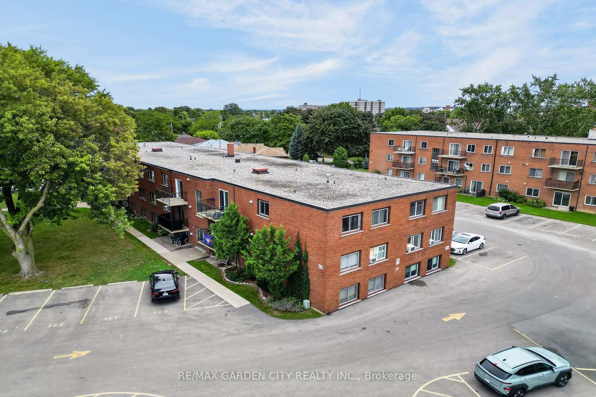 Photo 3 of Unit 37, 452 Carlton Street S, St. Catharines, Facer — HOMEH