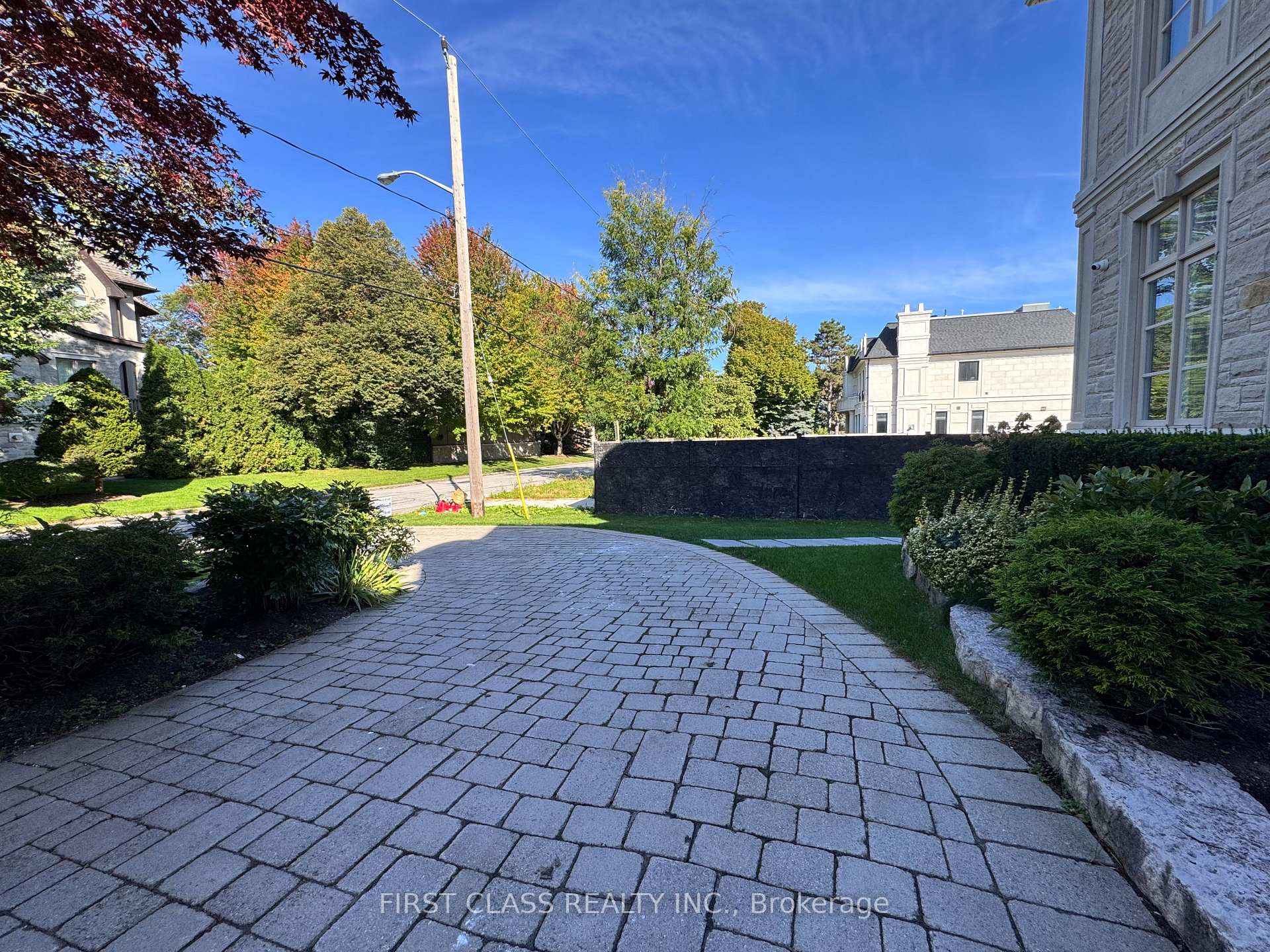 Photo 2 of 25 Dempsey Crescent, North York, St. Andrew-Windfields — HOMEH