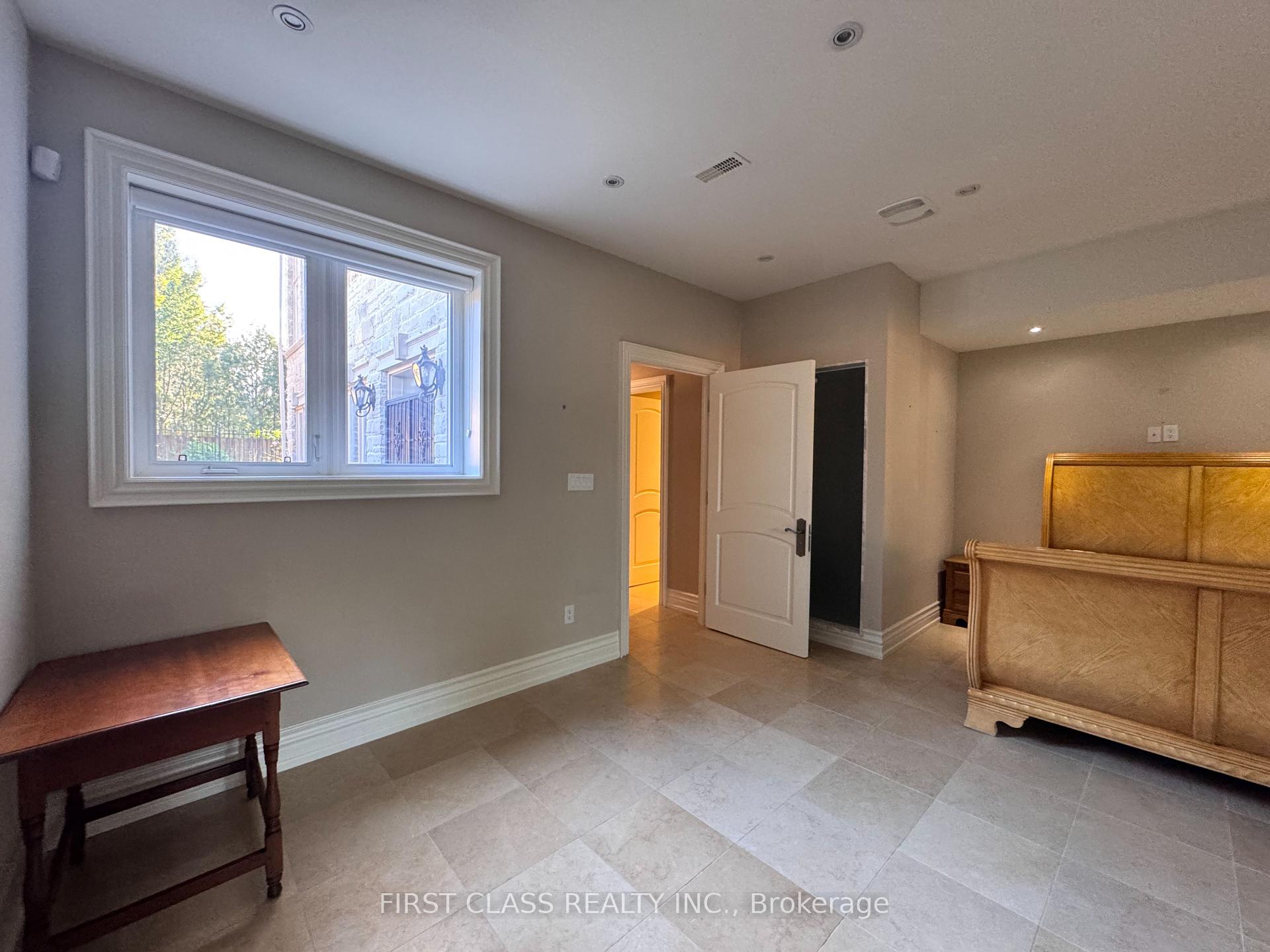Photo 12 of 25 Dempsey Crescent, North York, St. Andrew-Windfields — HOMEH