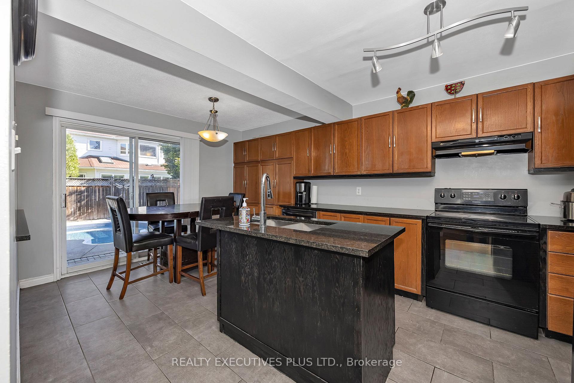 Photo 13 of 1649 Tupello Way, Ottawa, Fallingbrook/Pineridge — HOMEH