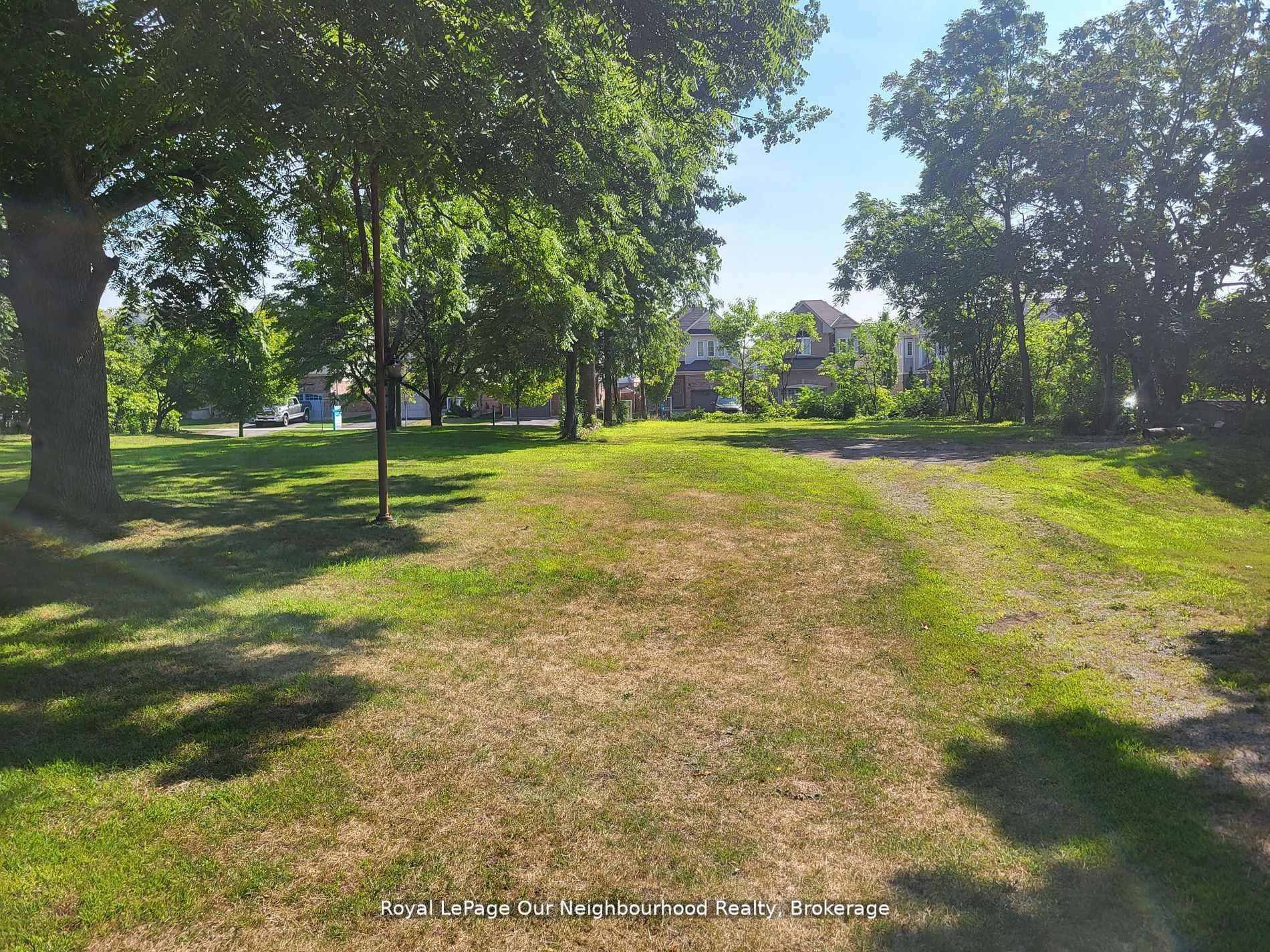 Photo 8 of 54 Redfern Crescent, Clarington, Bowmanville — HOMEH