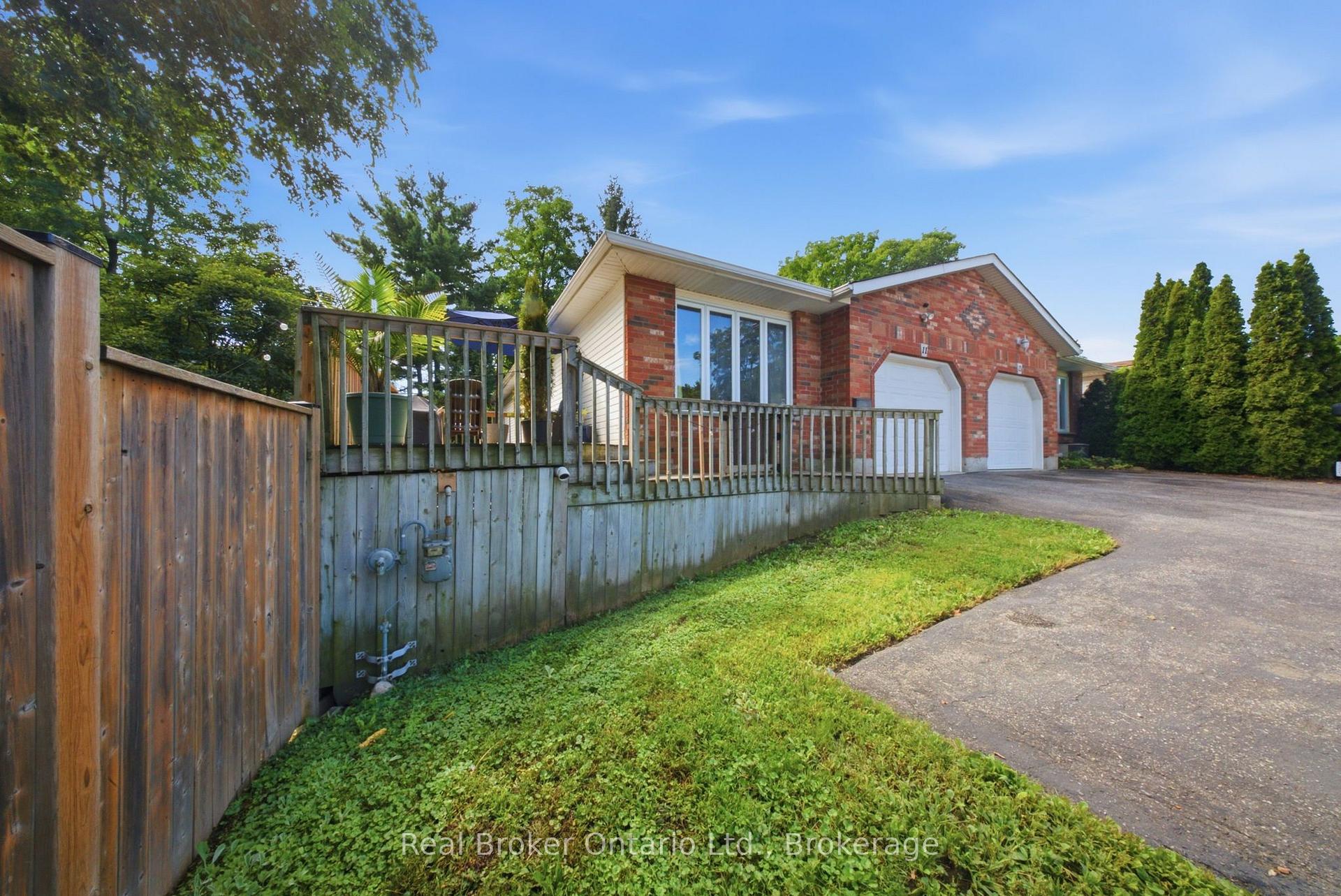 Photo 2 of 11 Dundas Street W, Brant, Paris — HOMEH
