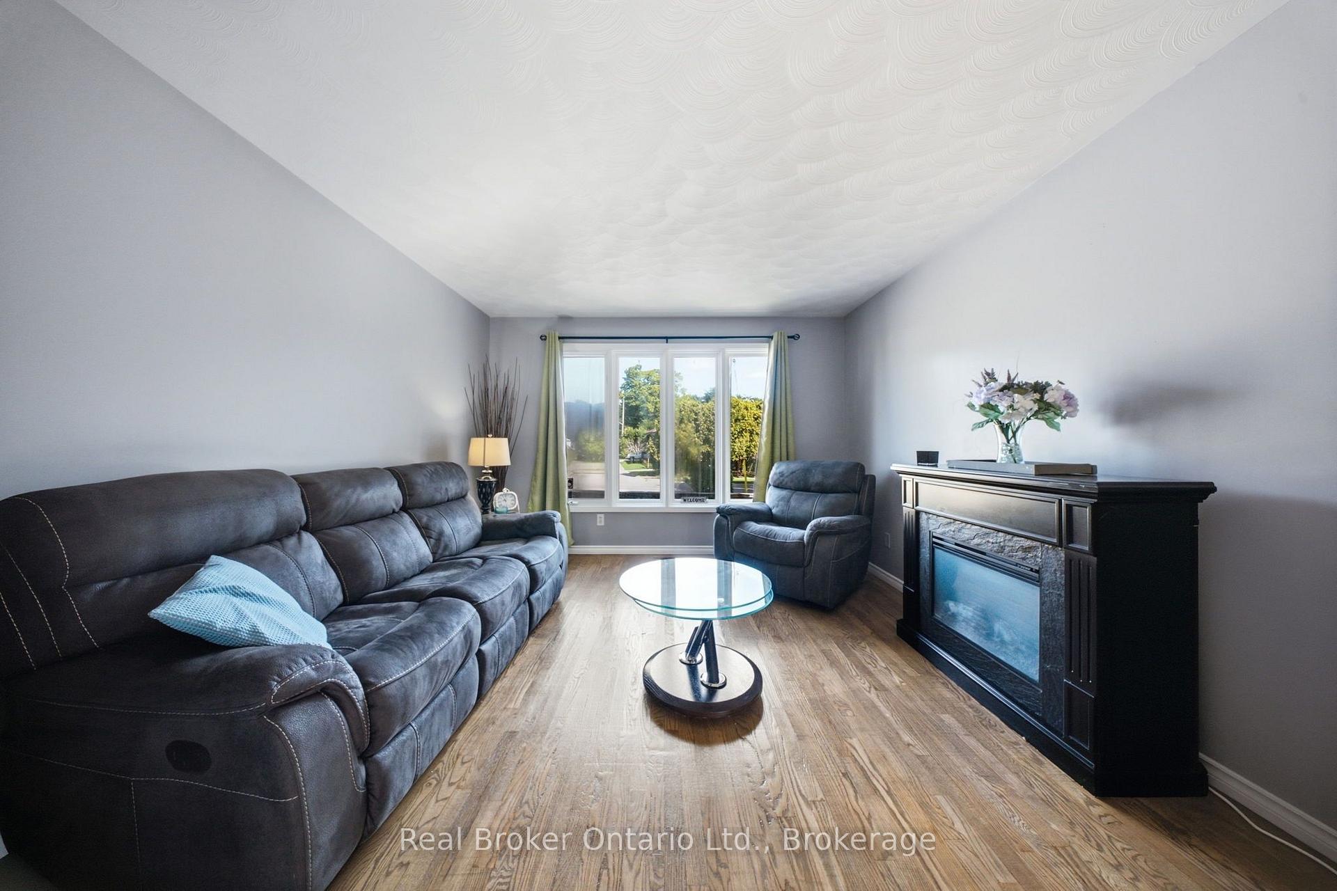 Photo 10 of 11 Dundas Street W, Brant, Paris — HOMEH