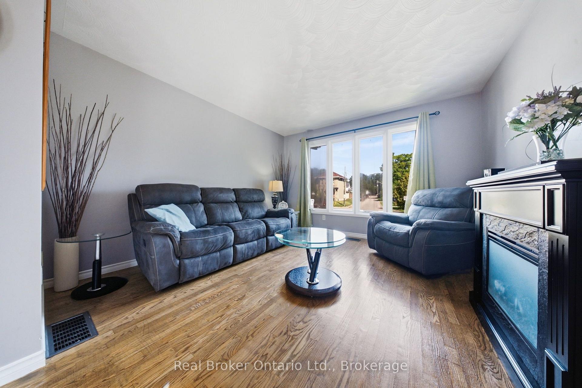 Photo 11 of 11 Dundas Street W, Brant, Paris — HOMEH