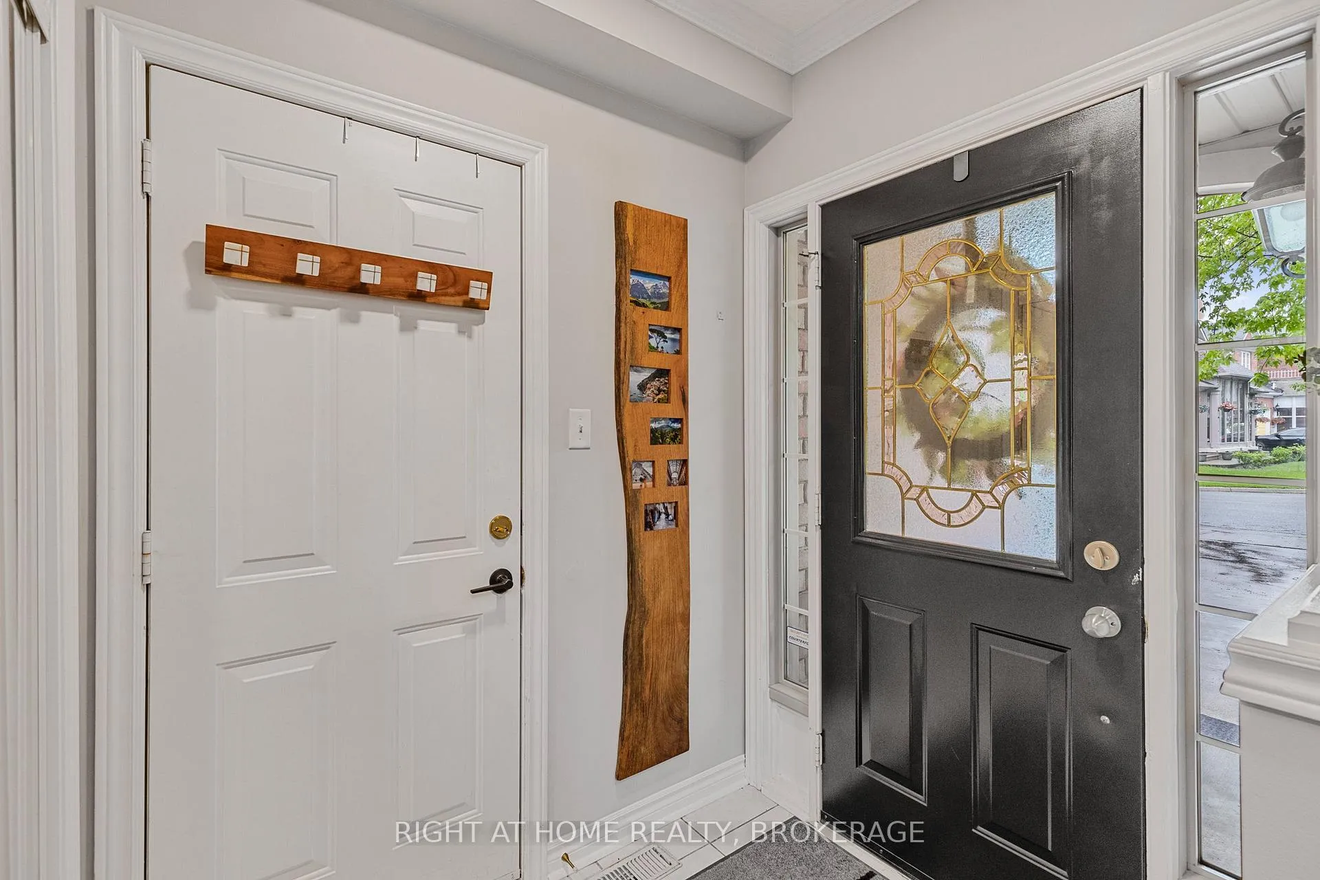 Photo 7 of 20 Brambirch Crescent, Brampton, Northwest Sandalwood Parkway — HOMEH