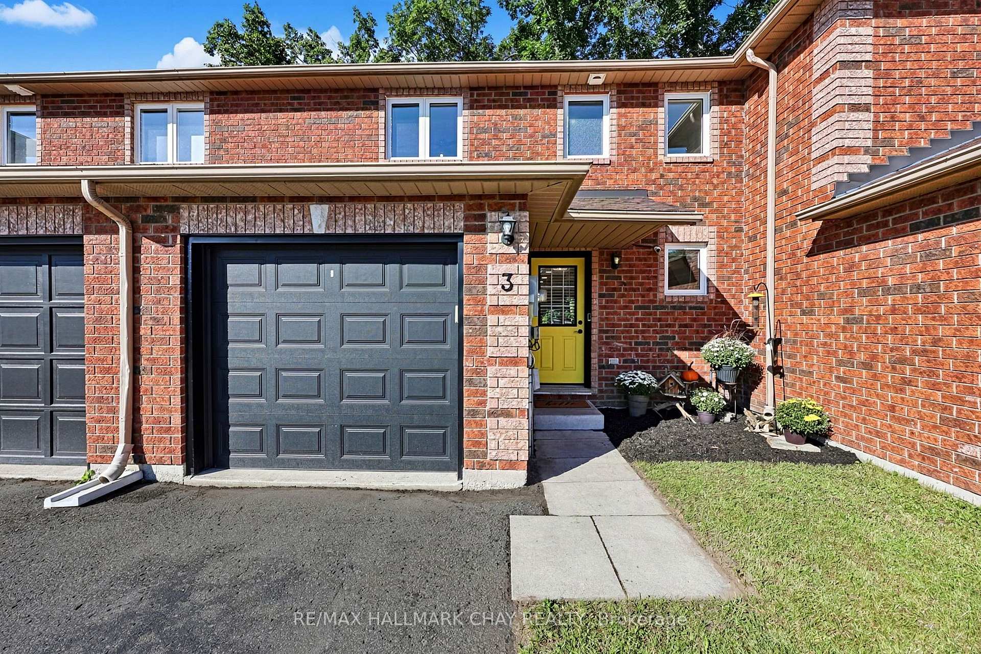 Photo 2 of Unit 3, 38 Kenwell Crescent, Barrie, Holly — HOMEH