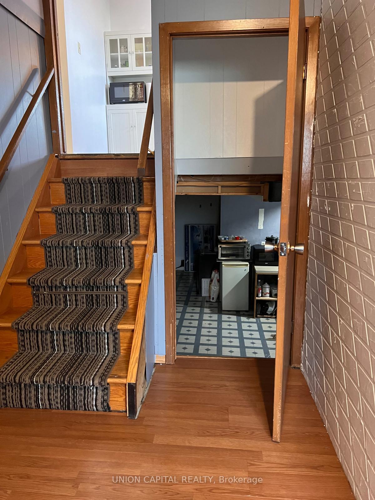 Photo 3 of 2 Shetland Crescent, St. Catharines, E. Chester — HOMEH