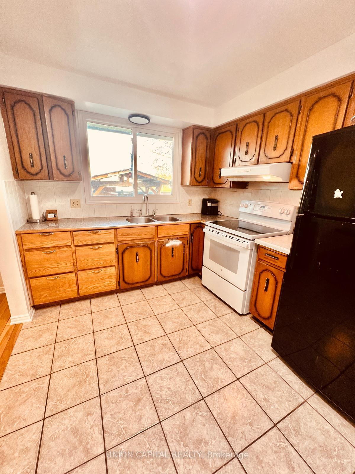 Photo 4 of 2 Shetland Crescent, St. Catharines, E. Chester — HOMEH