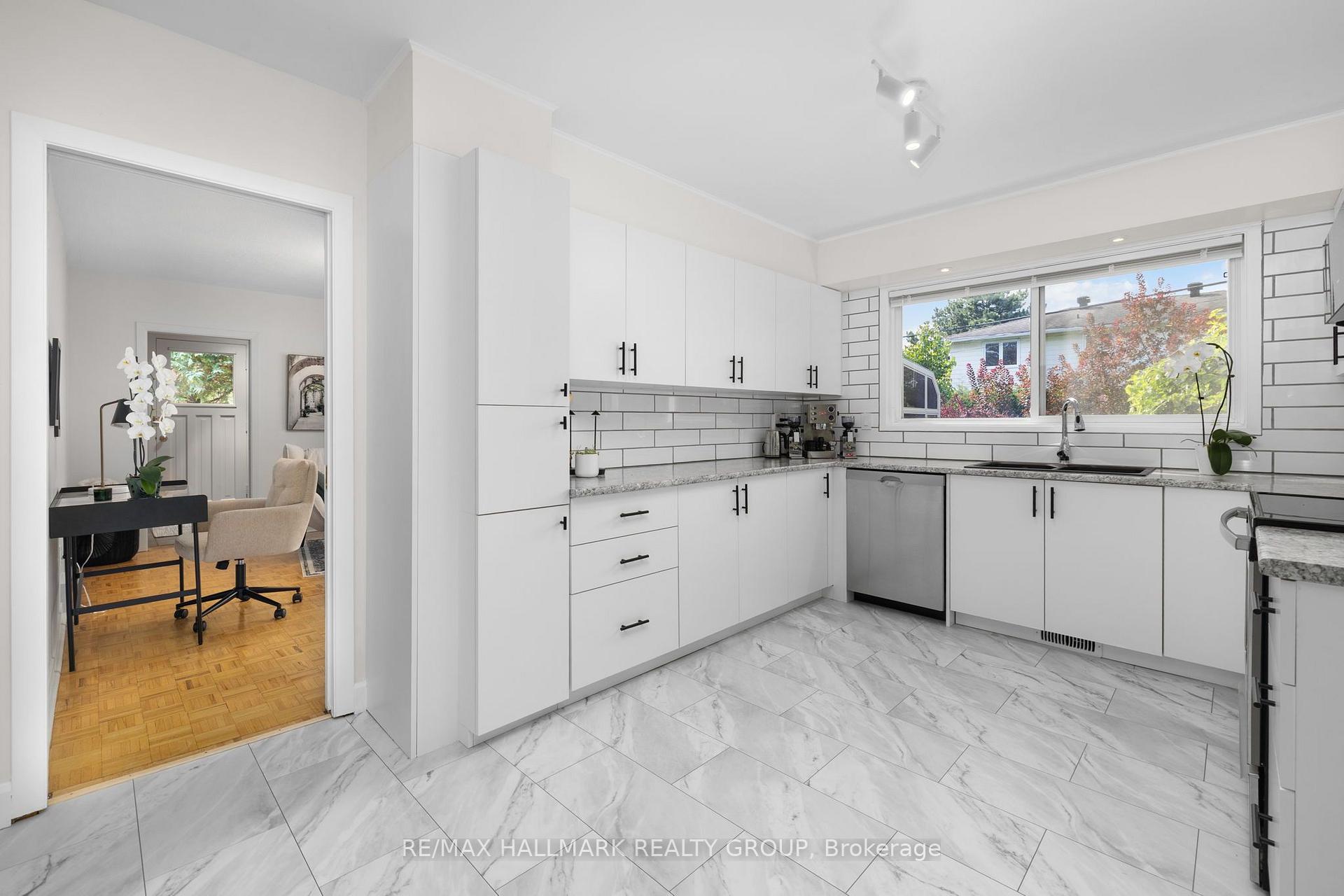 Photo 10 of 932 Dresden Crescent, Ottawa, Whitehaven — HOMEH