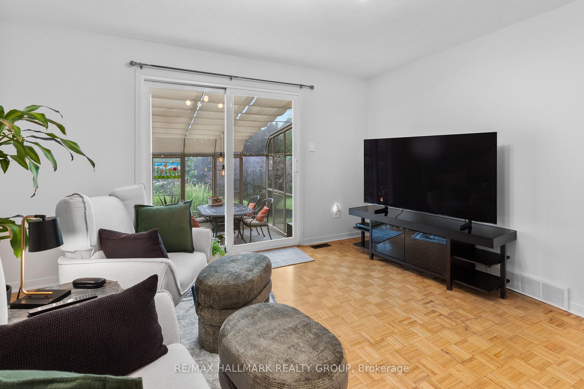 Photo 13 of 932 Dresden Crescent, Ottawa, Whitehaven — HOMEH