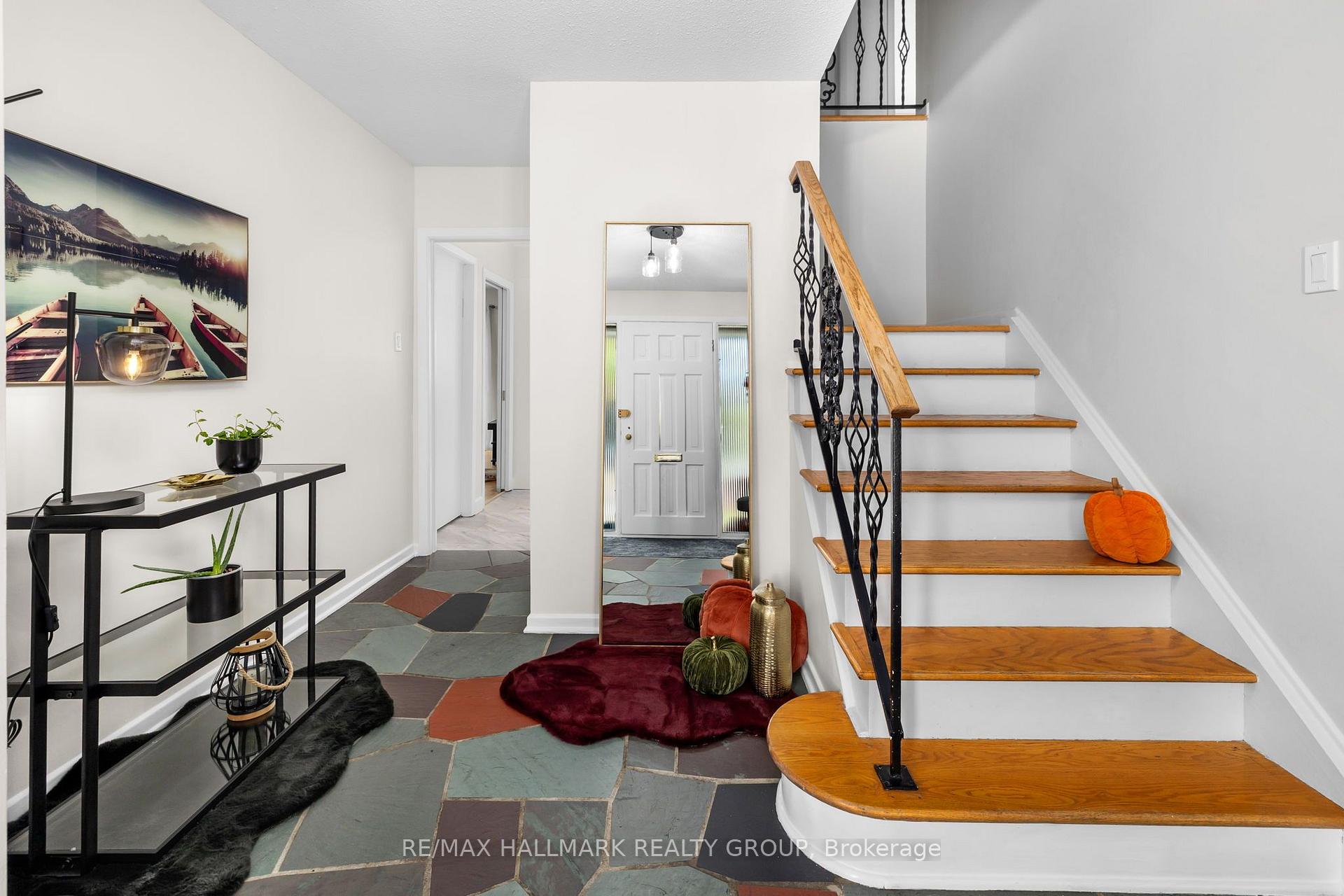 Photo 17 of 932 Dresden Crescent, Ottawa, Whitehaven — HOMEH