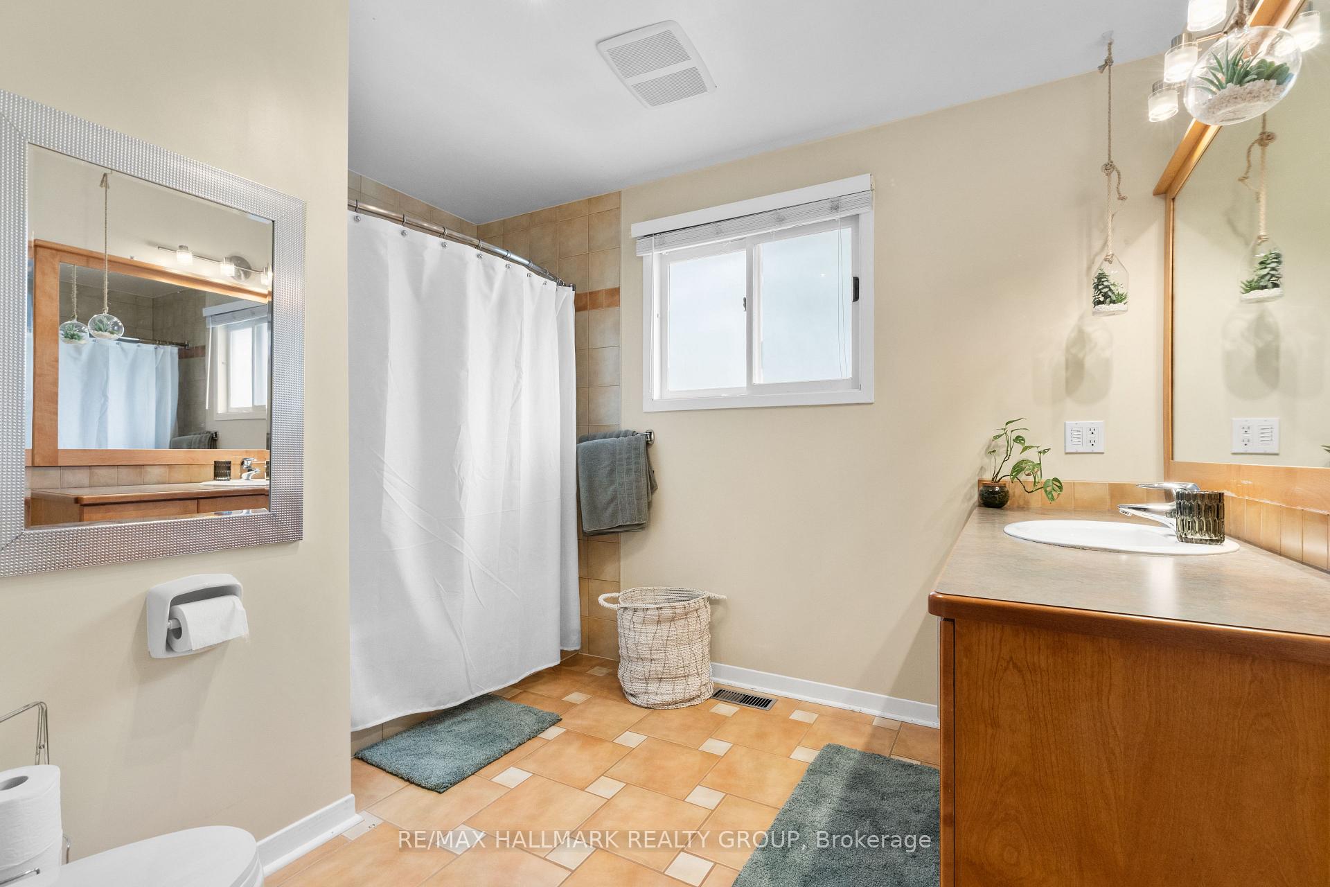Photo 30 of 932 Dresden Crescent, Ottawa, Whitehaven — HOMEH
