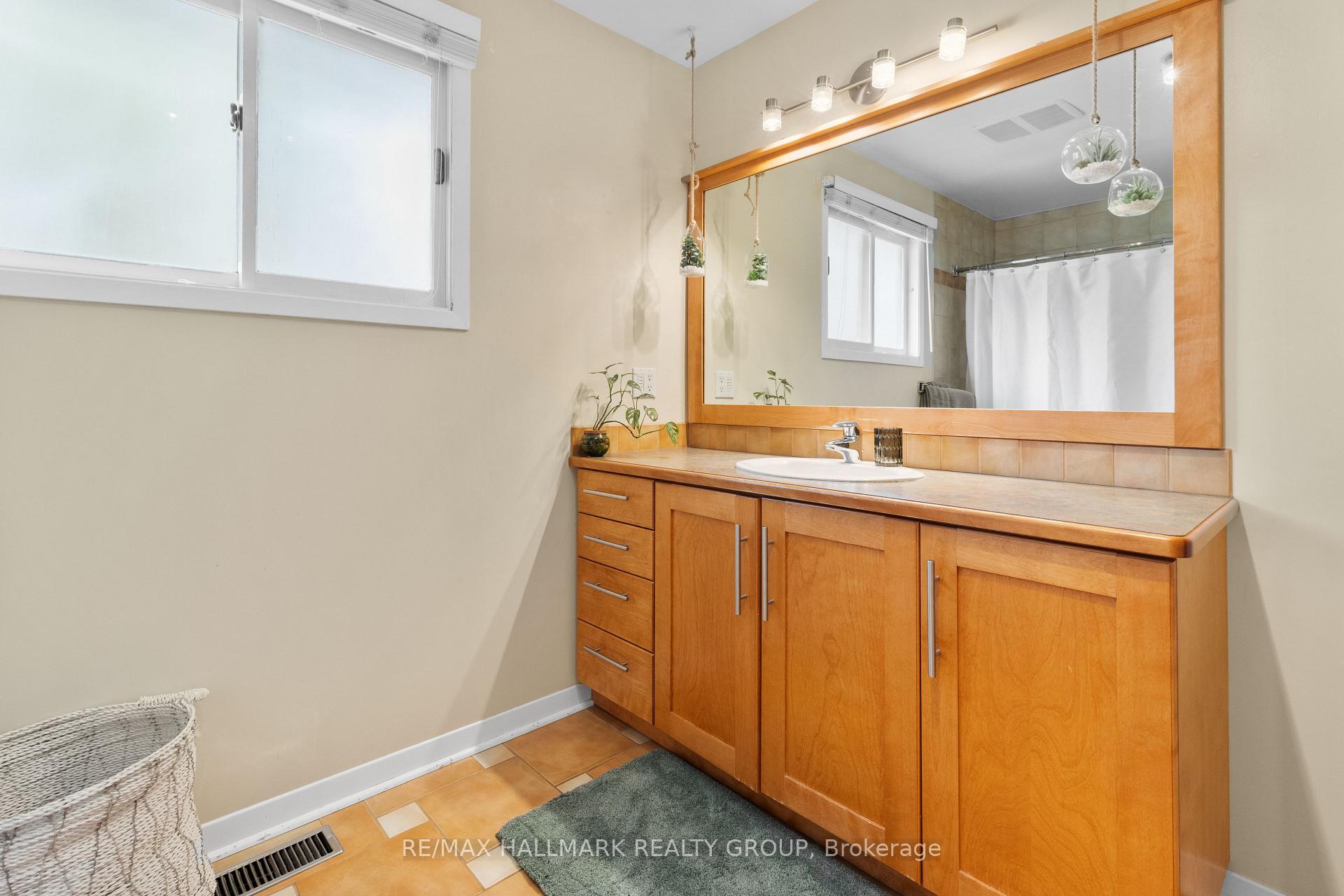 Photo 31 of 932 Dresden Crescent, Ottawa, Whitehaven — HOMEH