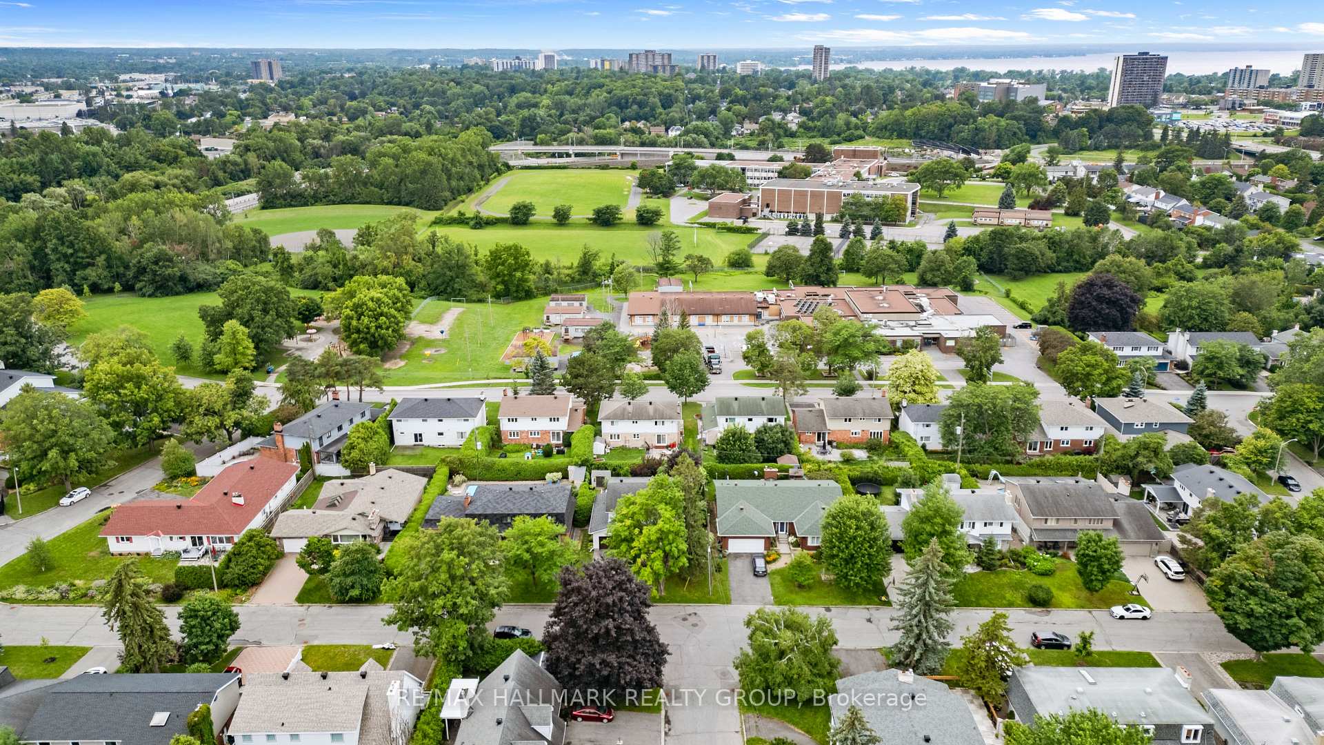 Photo 48 of 932 Dresden Crescent, Ottawa, Whitehaven — HOMEH
