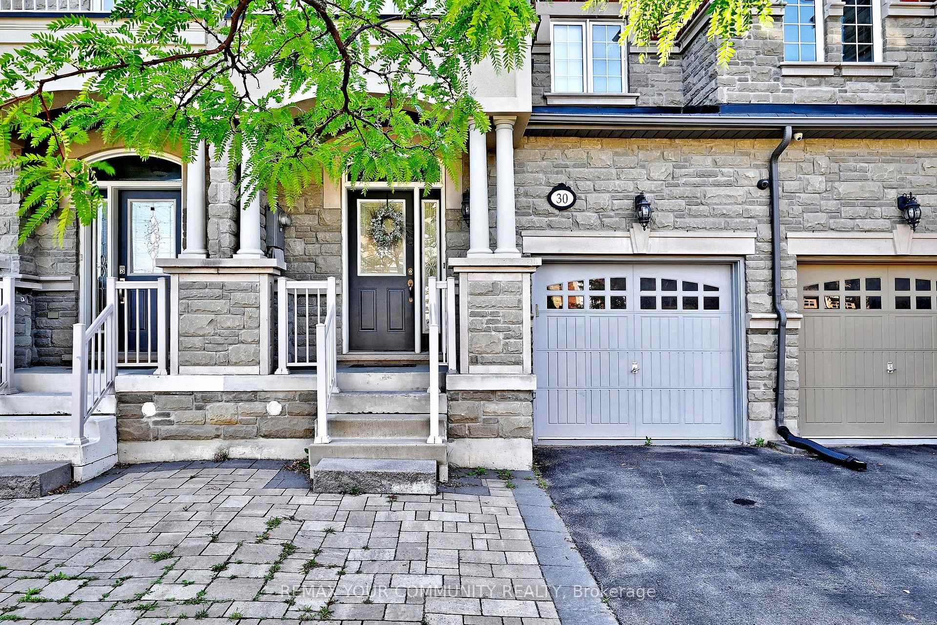 Photo 2 of 30 Spruce Pine Crescent, Vaughan, Patterson — HOMEH