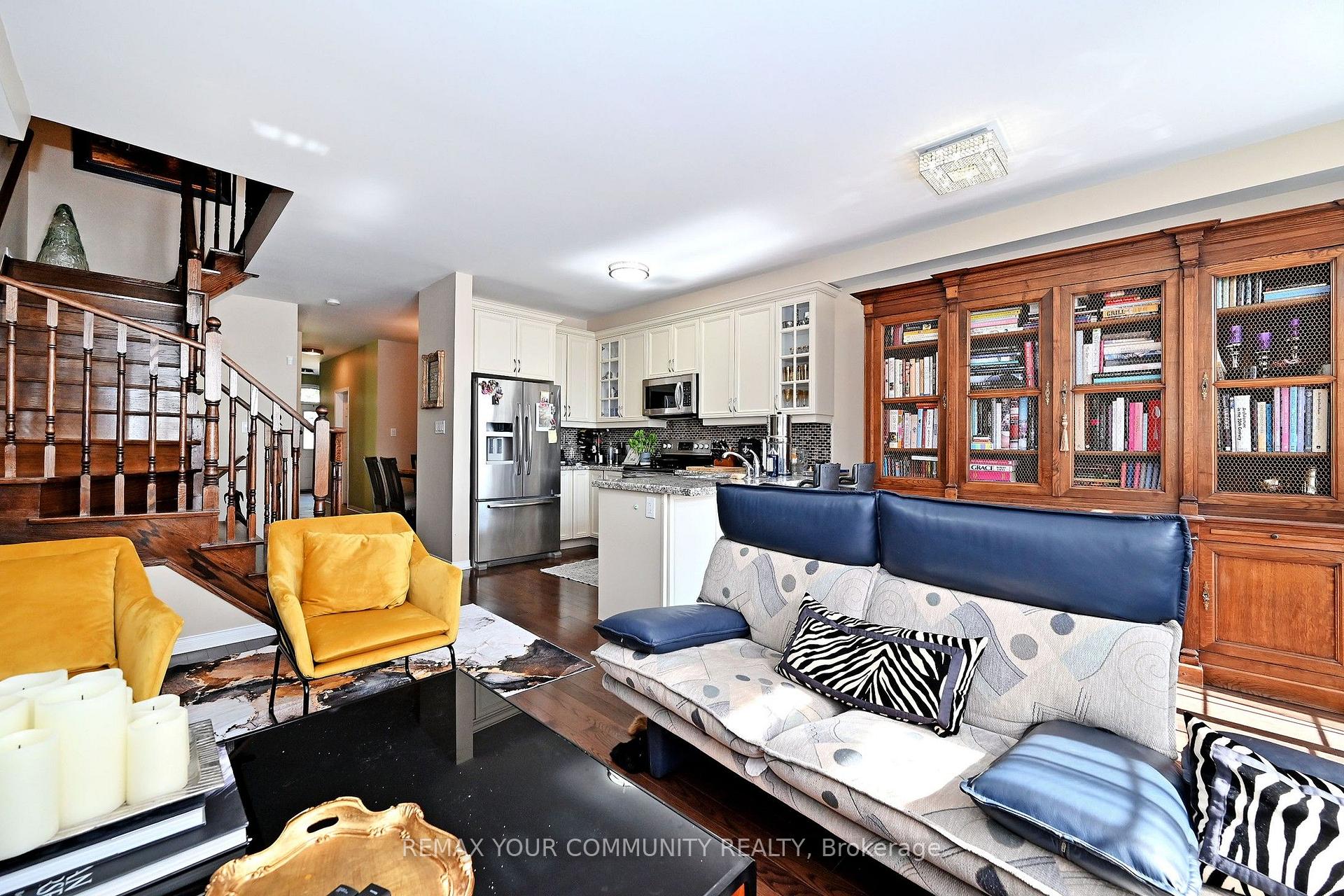 Photo 3 of 30 Spruce Pine Crescent, Vaughan, Patterson — HOMEH