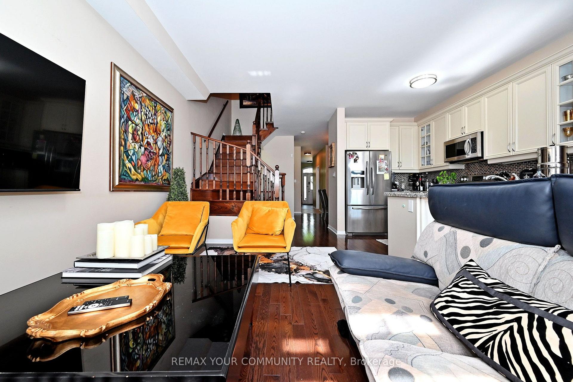 Photo 4 of 30 Spruce Pine Crescent, Vaughan, Patterson — HOMEH